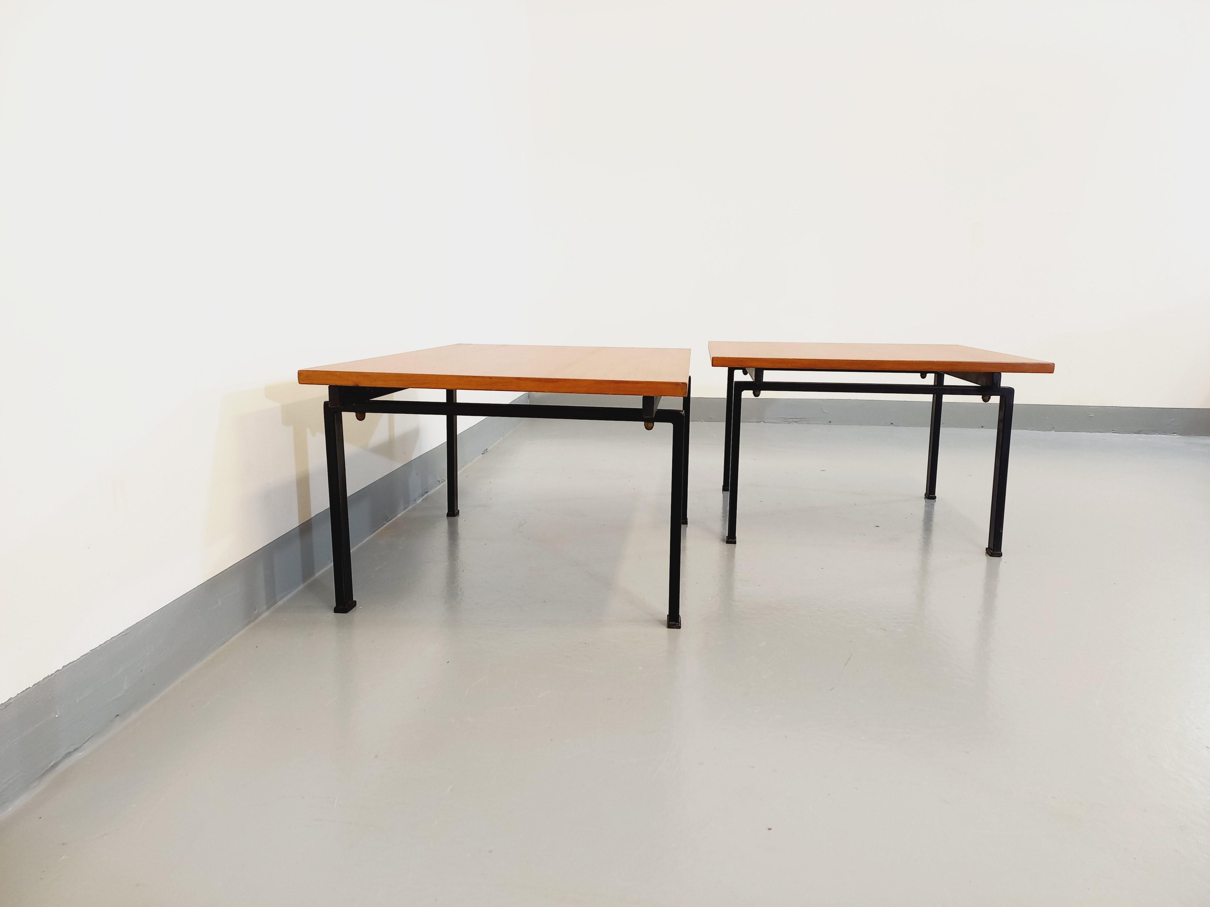 Suite de deux tables basses modernistes vintage Noir en teck et métal noir en vente 3