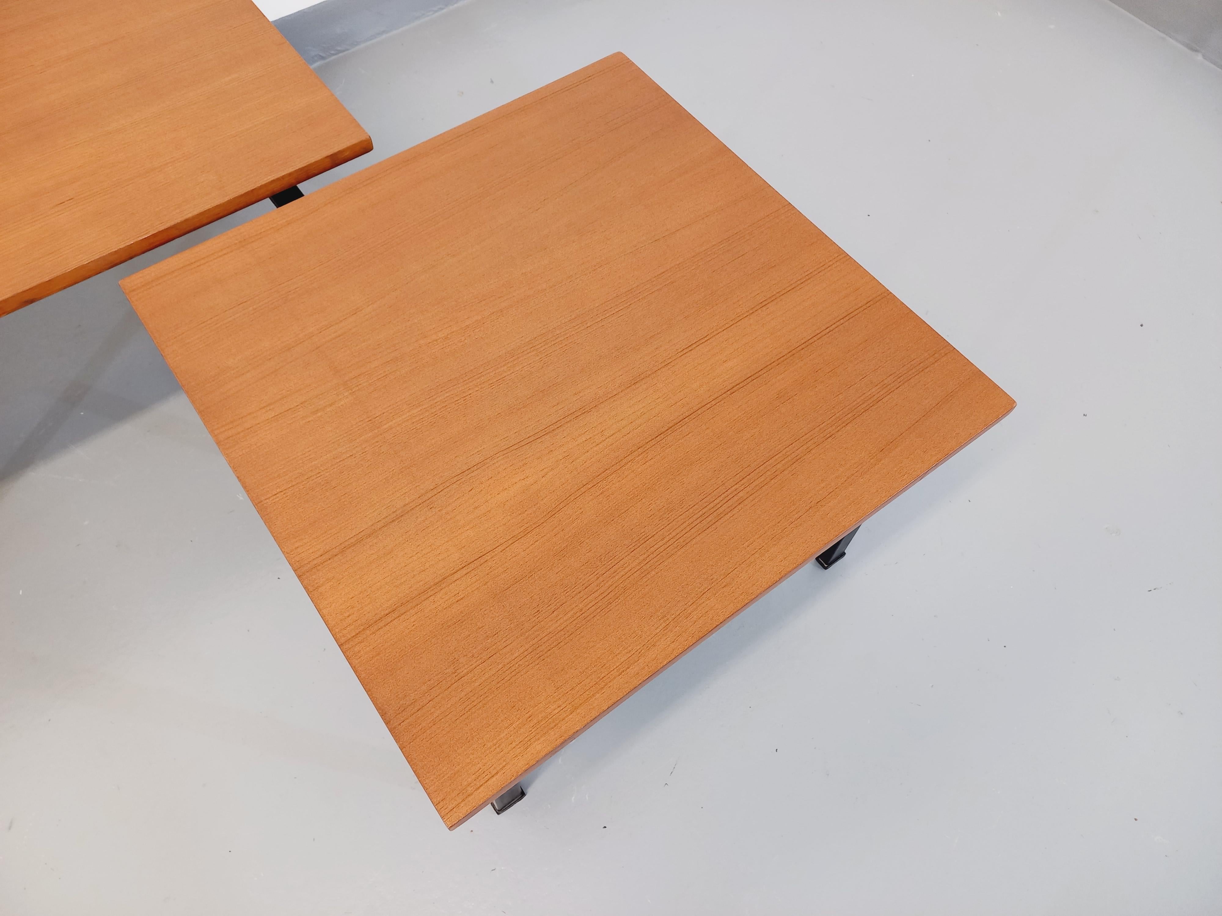 Suite de deux tables basses modernistes vintage Noir en teck et métal noir en vente 5