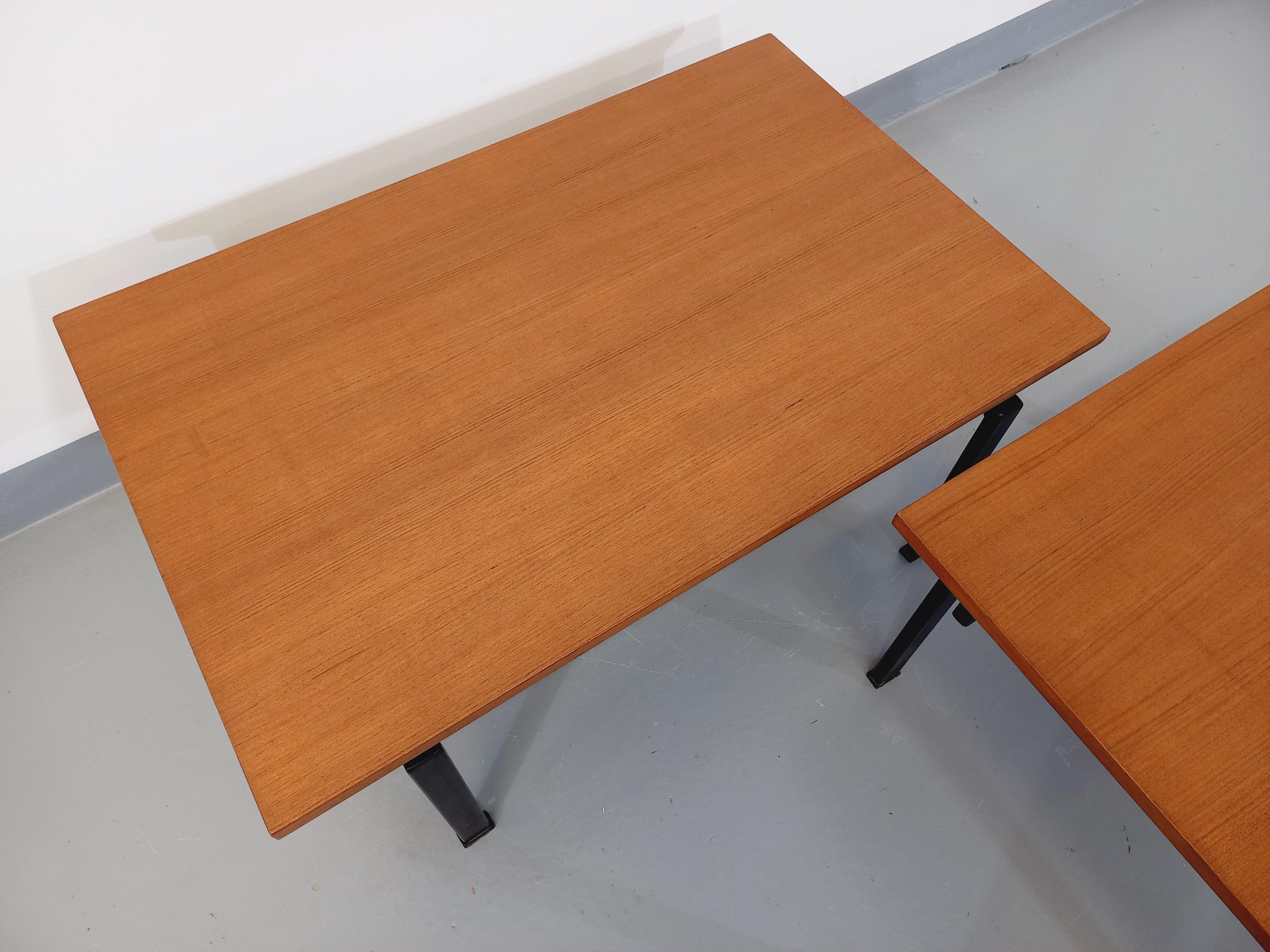 Suite de deux tables basses modernistes vintage Noir en teck et métal noir en vente 6