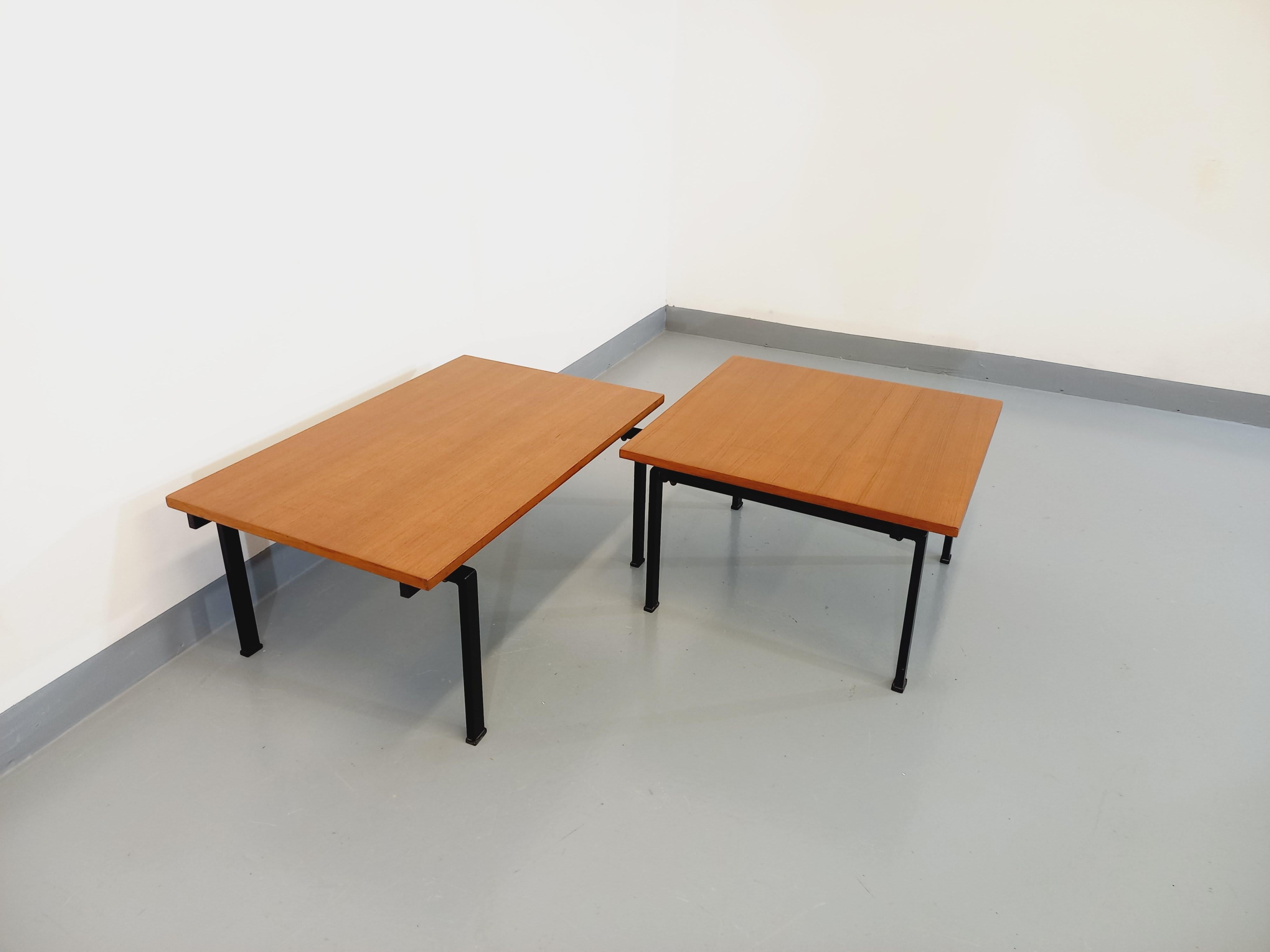 Suite de deux tables basses modernistes vintage Noir en teck et métal noir en vente 7