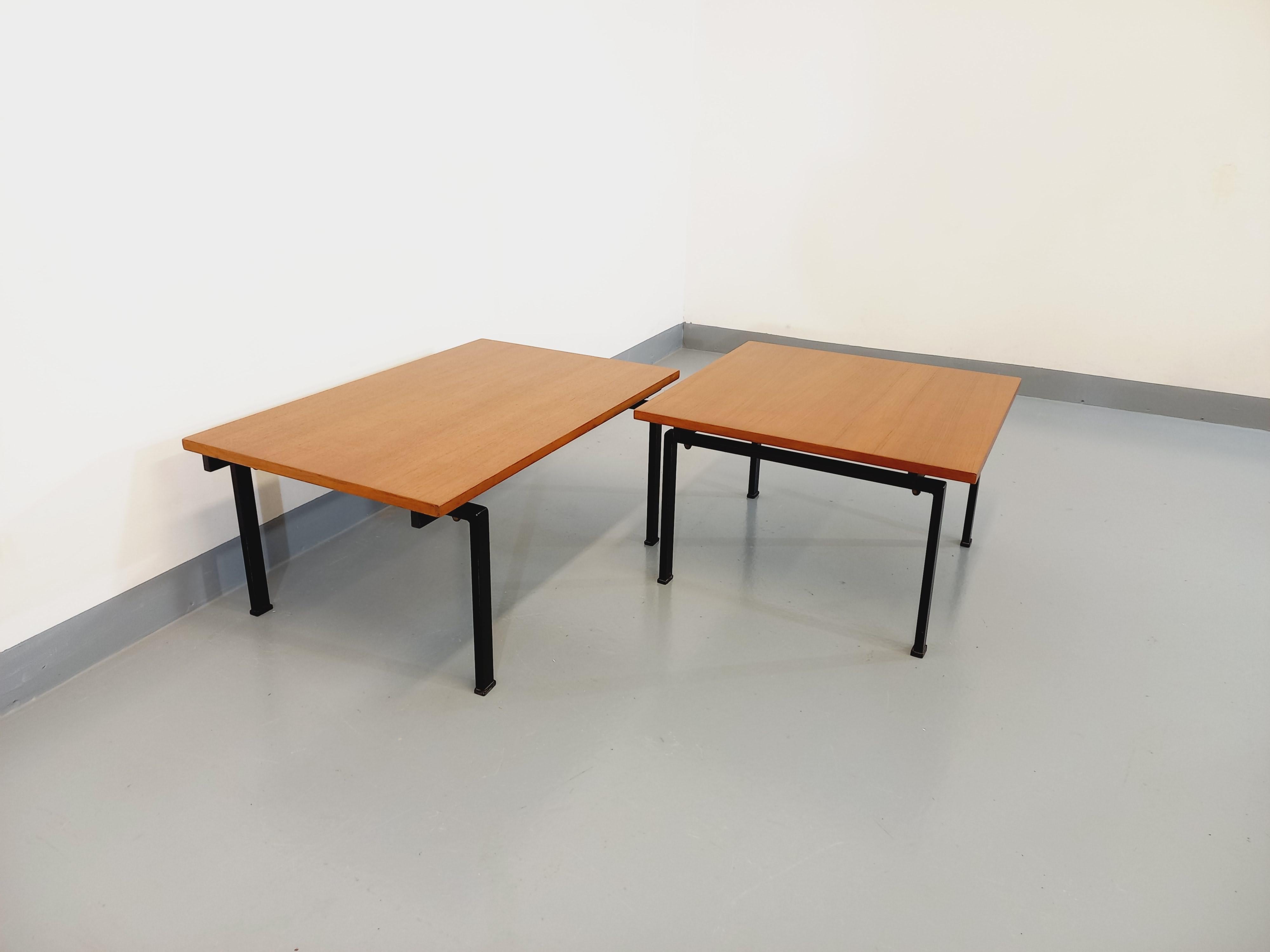 Suite de deux tables basses modernistes vintage Noir en teck et métal noir en vente 8