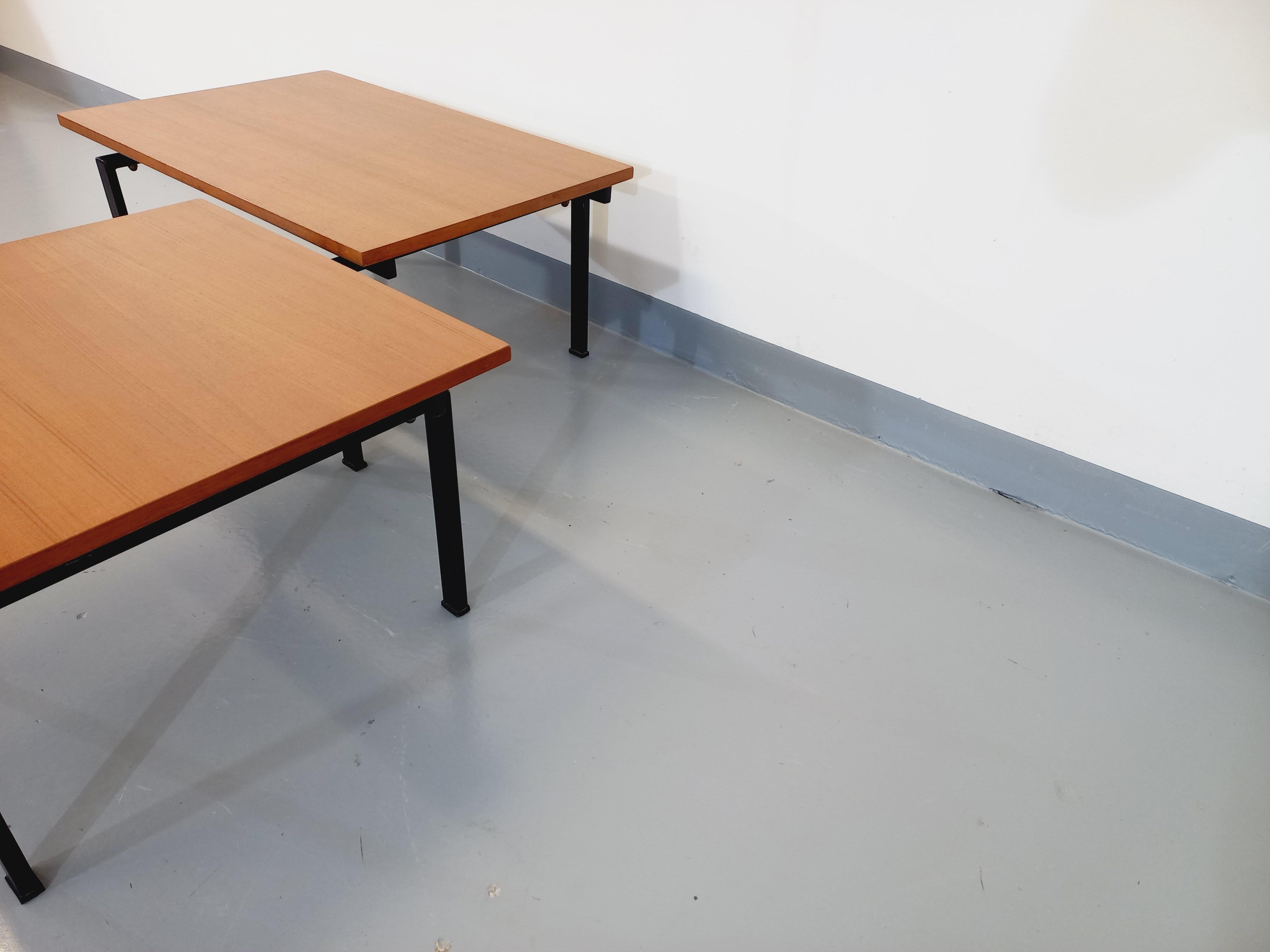 Suite de deux tables basses modernistes vintage Noir en teck et métal noir en vente 9