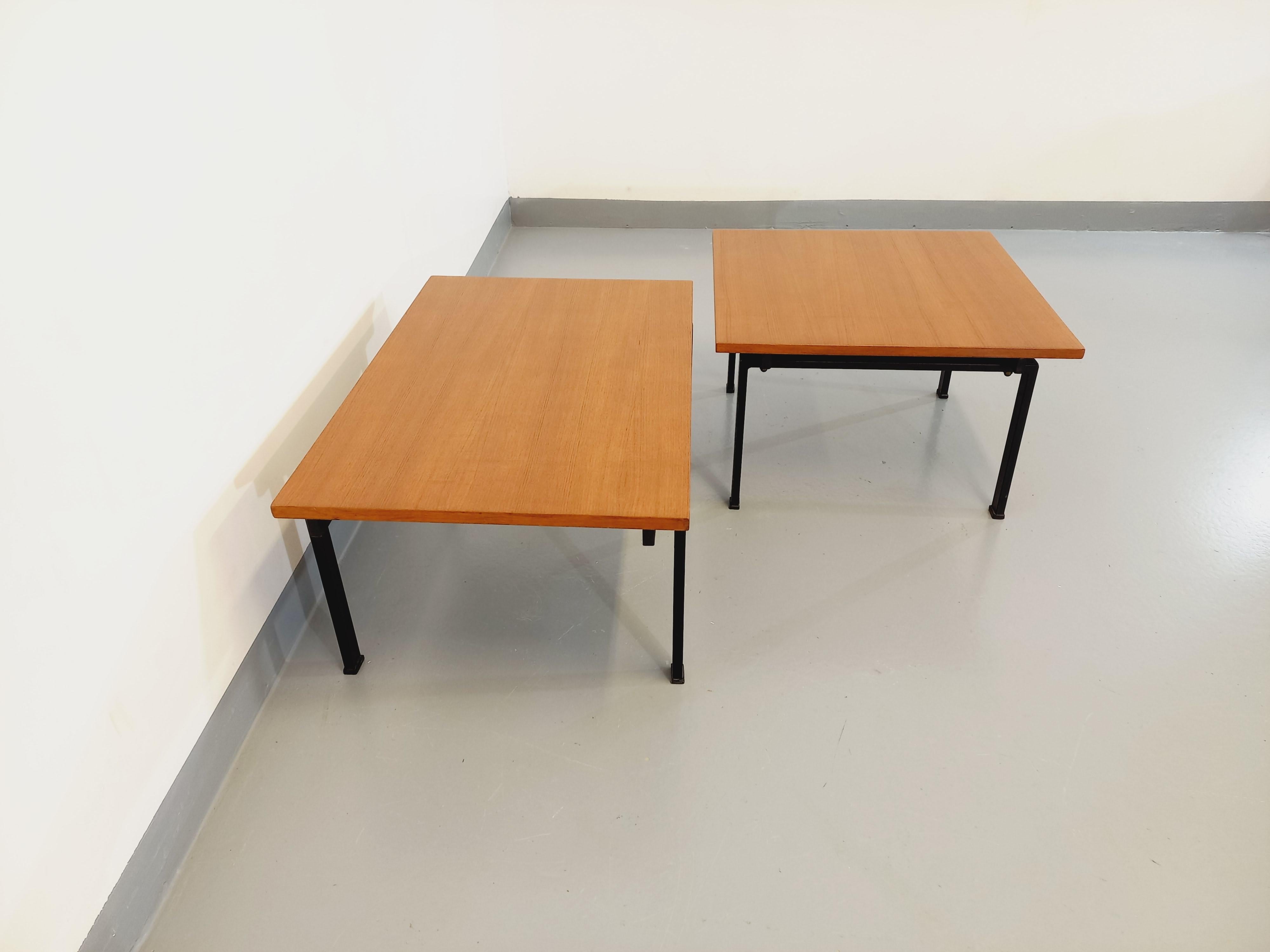Suite de deux tables basses modernistes vintage Noir en teck et métal noir en vente 10