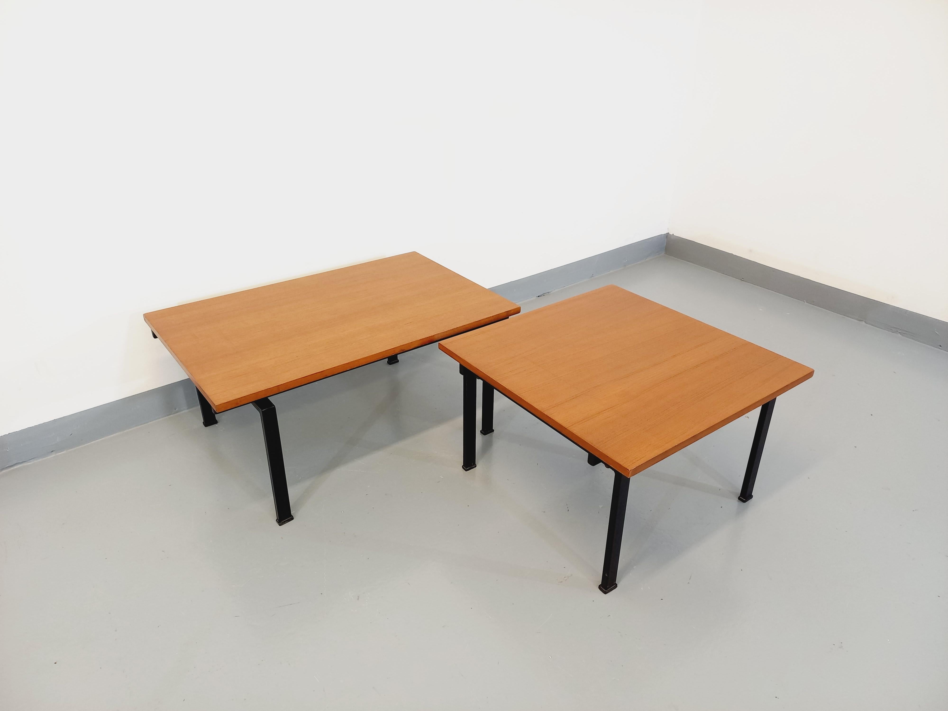 Suite de deux tables basses modernistes vintage Noir en teck et métal noir en vente 11
