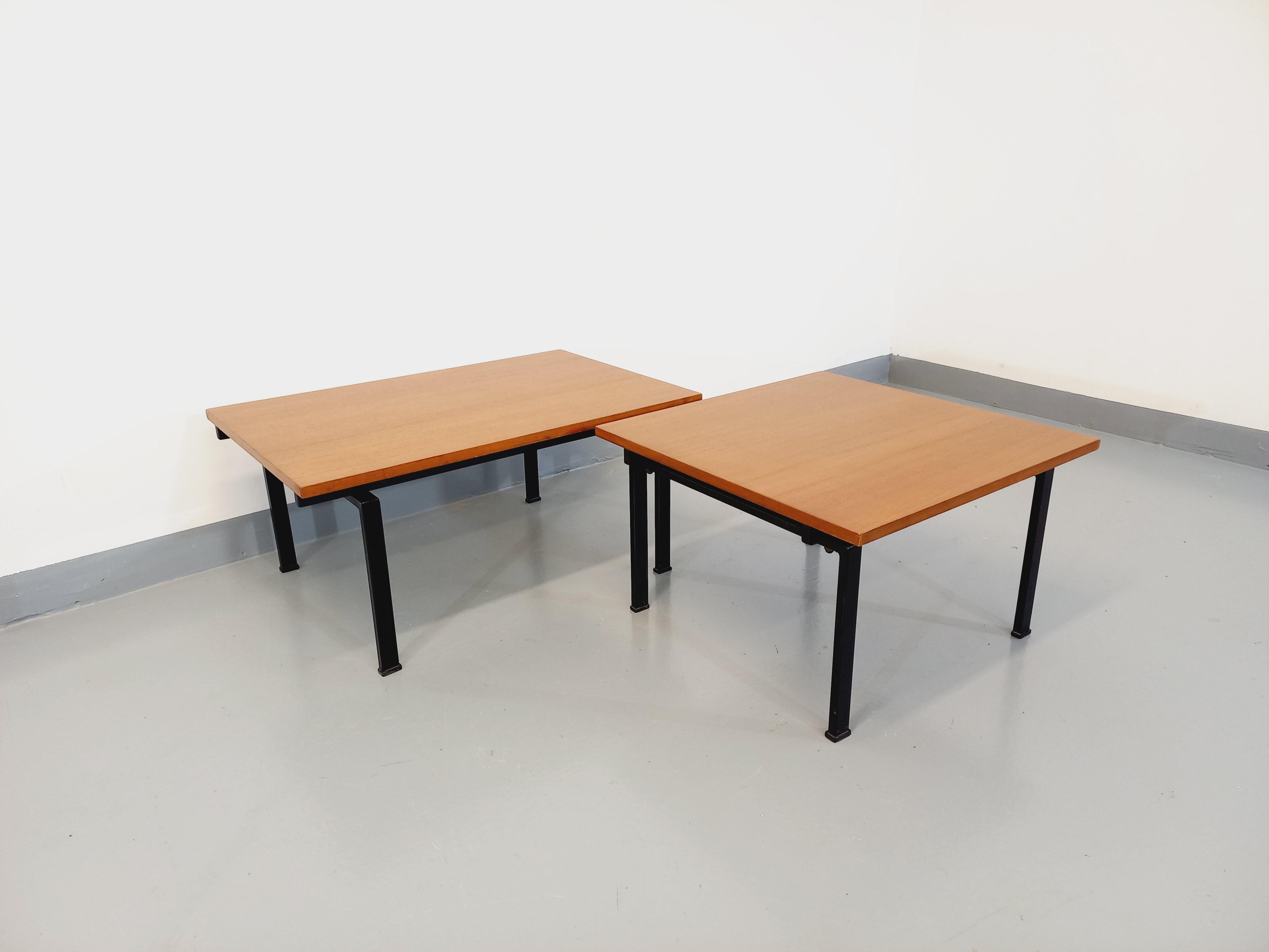 Suite de deux tables basses modernistes vintage Noir en teck et métal noir en vente 12
