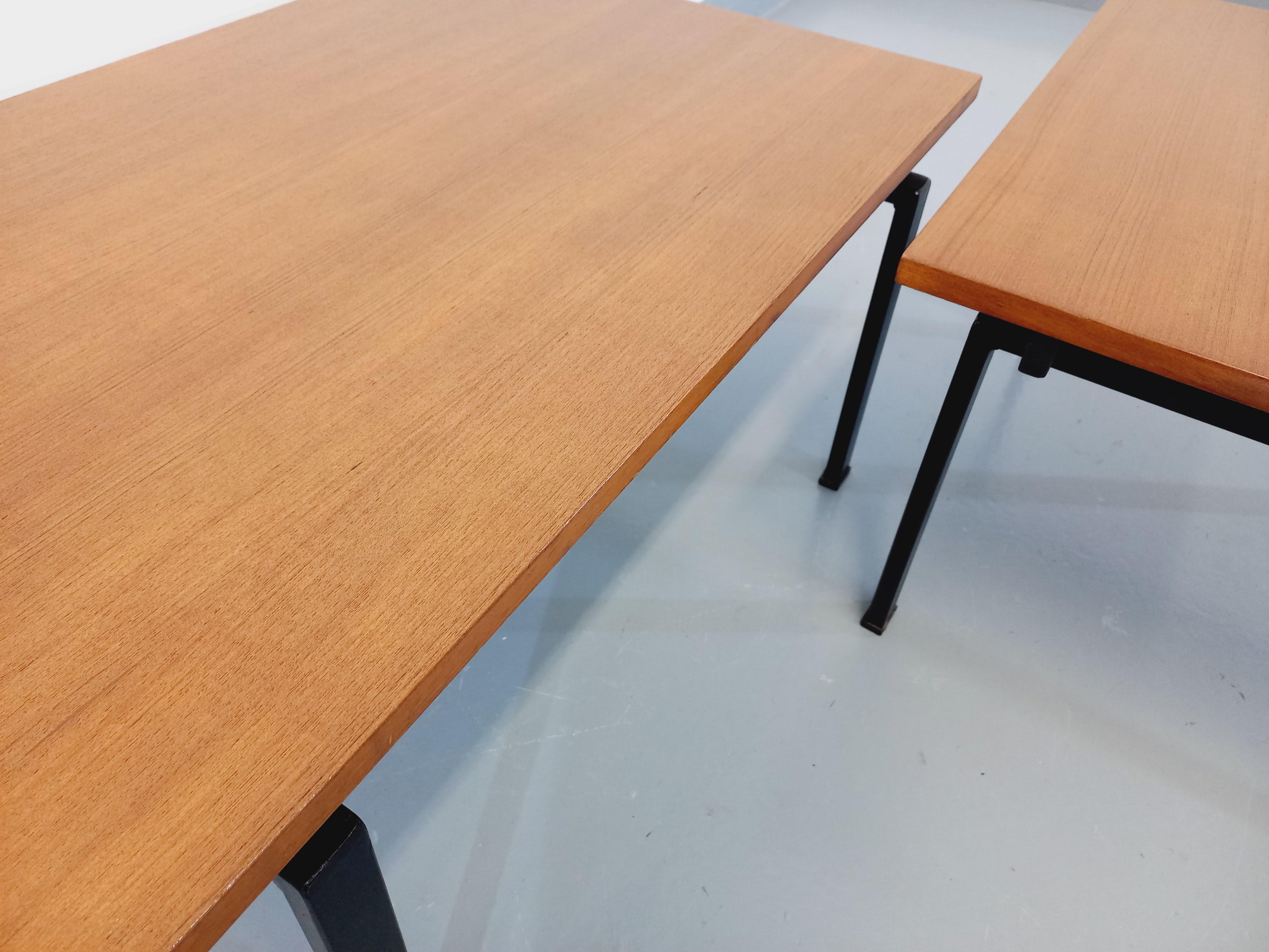 Duo de tables basses modernistes vintage des années 60, design italien de marque Isa (estampille Isa Ponte S. Pietro), plateau en teck rectangulaire pour la première table, plateau en teck de forme carrée pour la deuxième, piétement en métal noir,