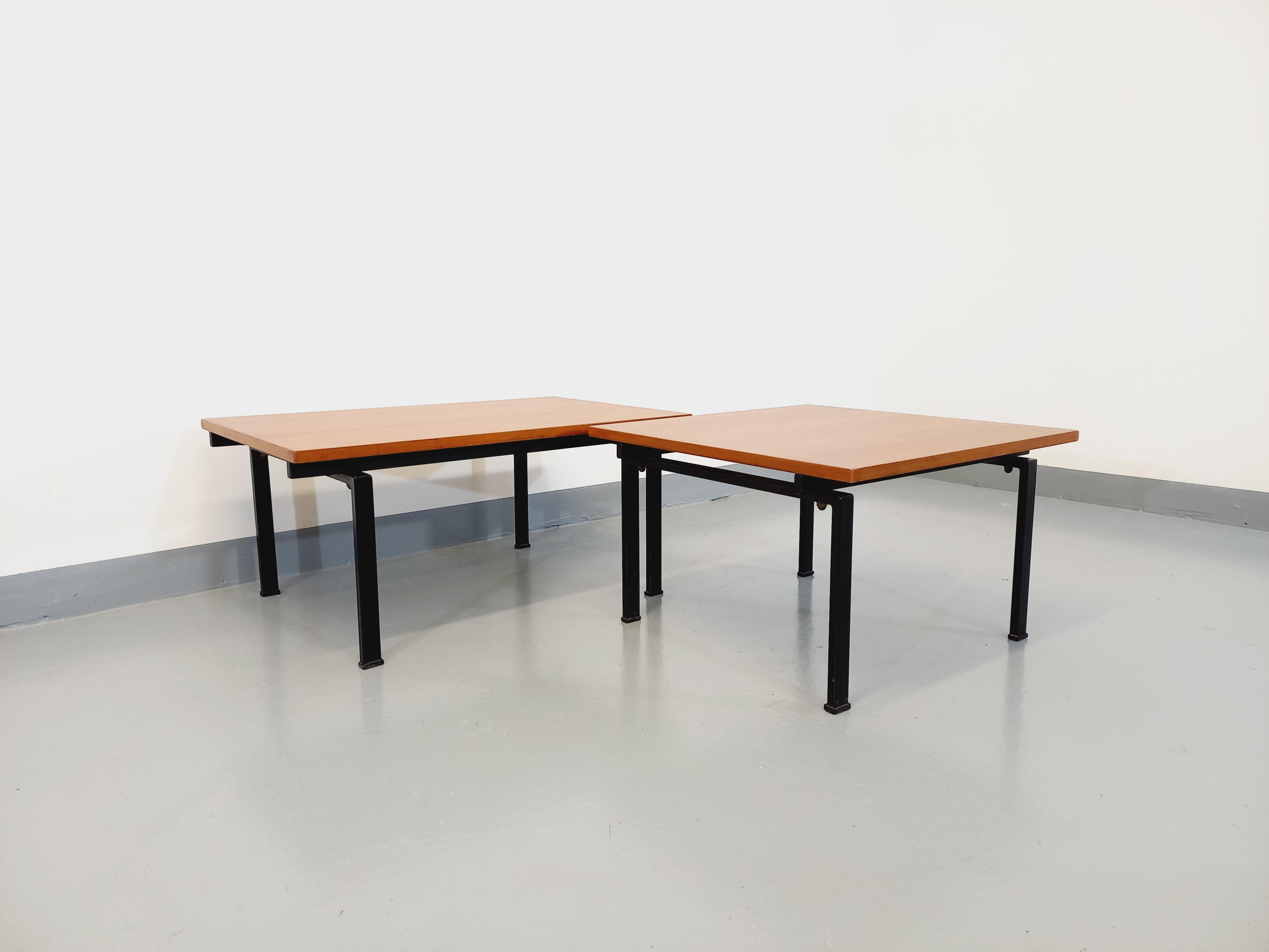 Suite de deux tables basses modernistes vintage Noir en teck et métal noir en vente 13