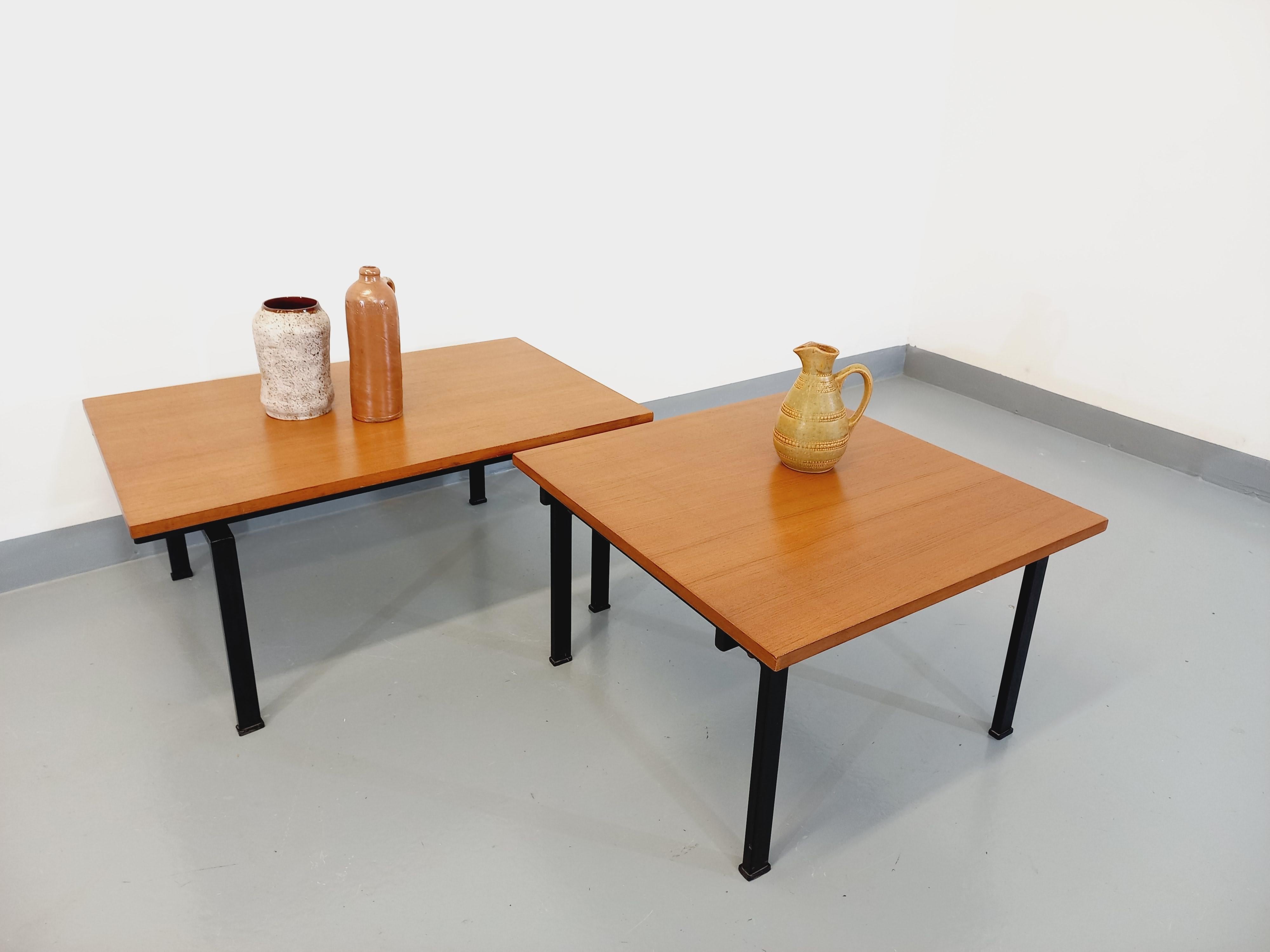 Mid-Century Modern Suite de deux tables basses modernistes vintage Noir en teck et métal noir en vente