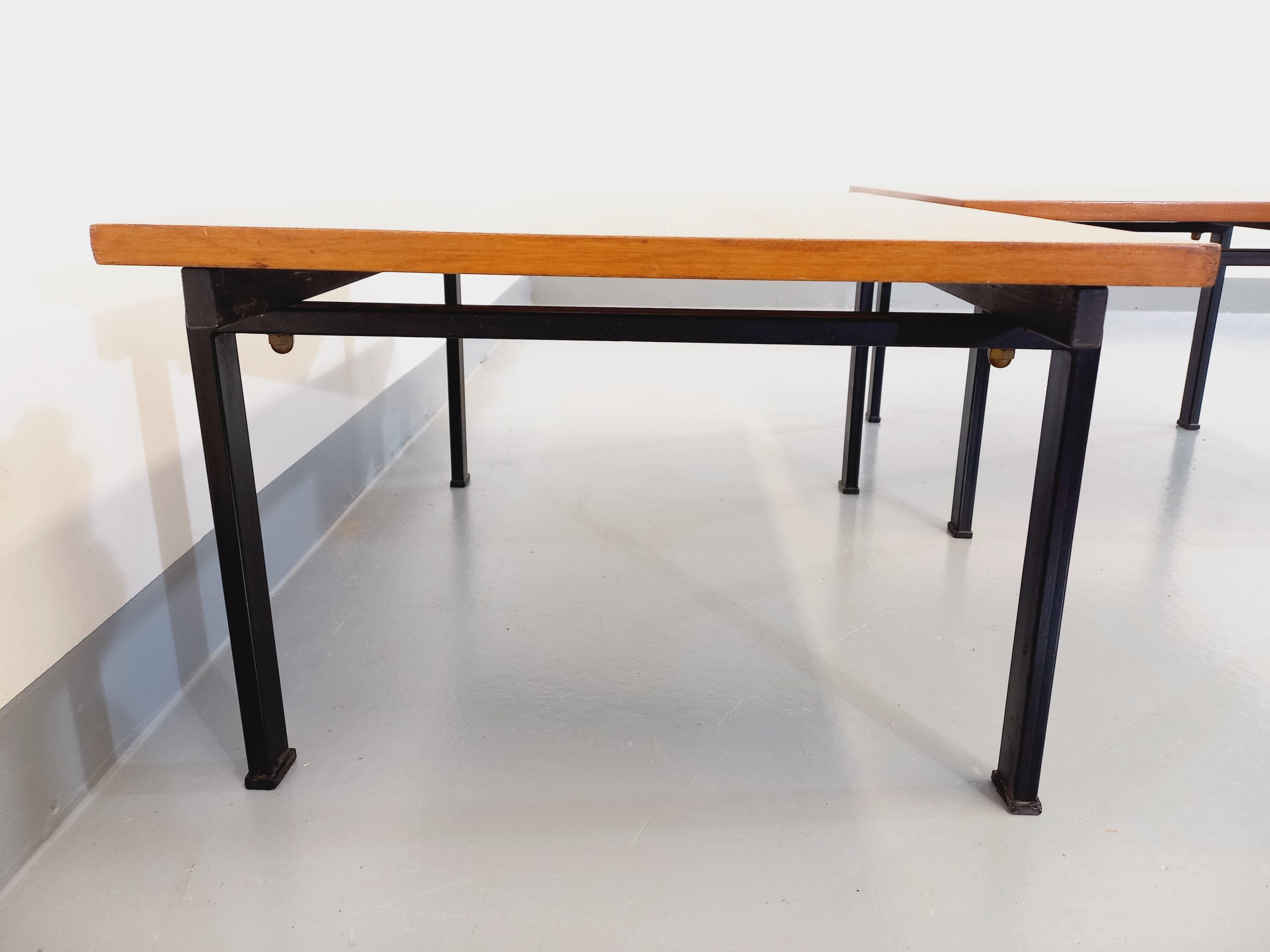 italien Suite de deux tables basses modernistes vintage Noir en teck et métal noir en vente