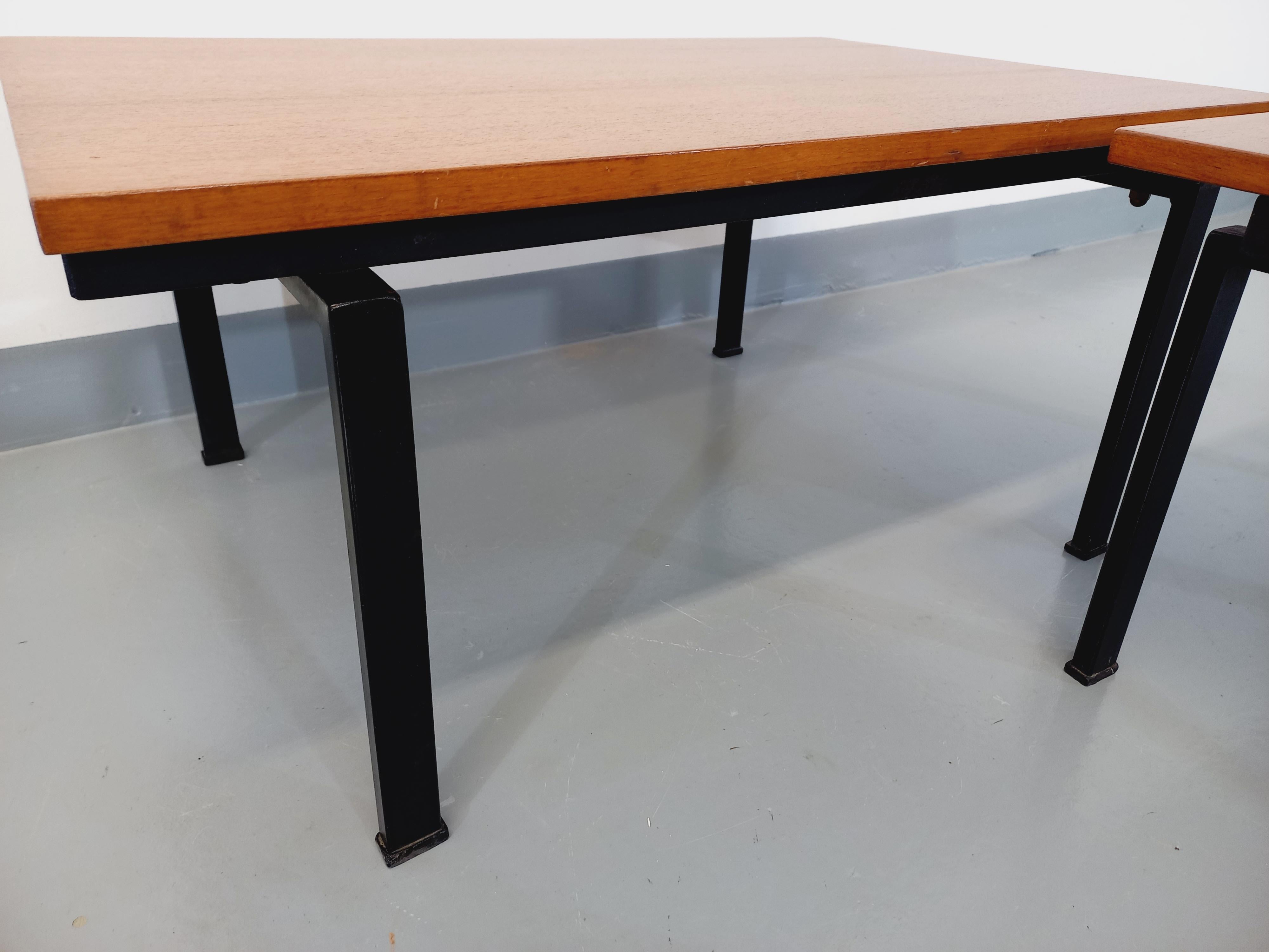 Milieu du XXe siècle Suite de deux tables basses modernistes vintage Noir en teck et métal noir en vente