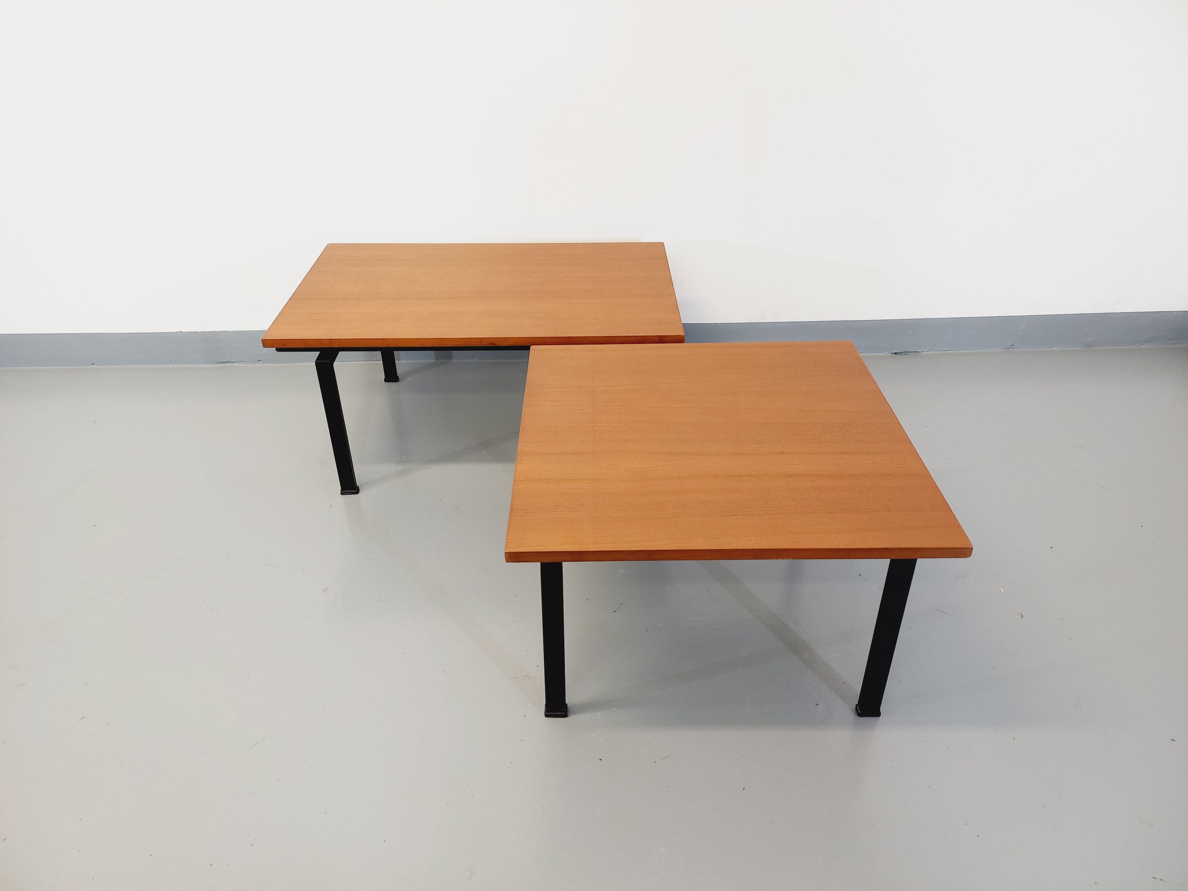 Suite de deux tables basses modernistes vintage Noir en teck et métal noir en vente 1