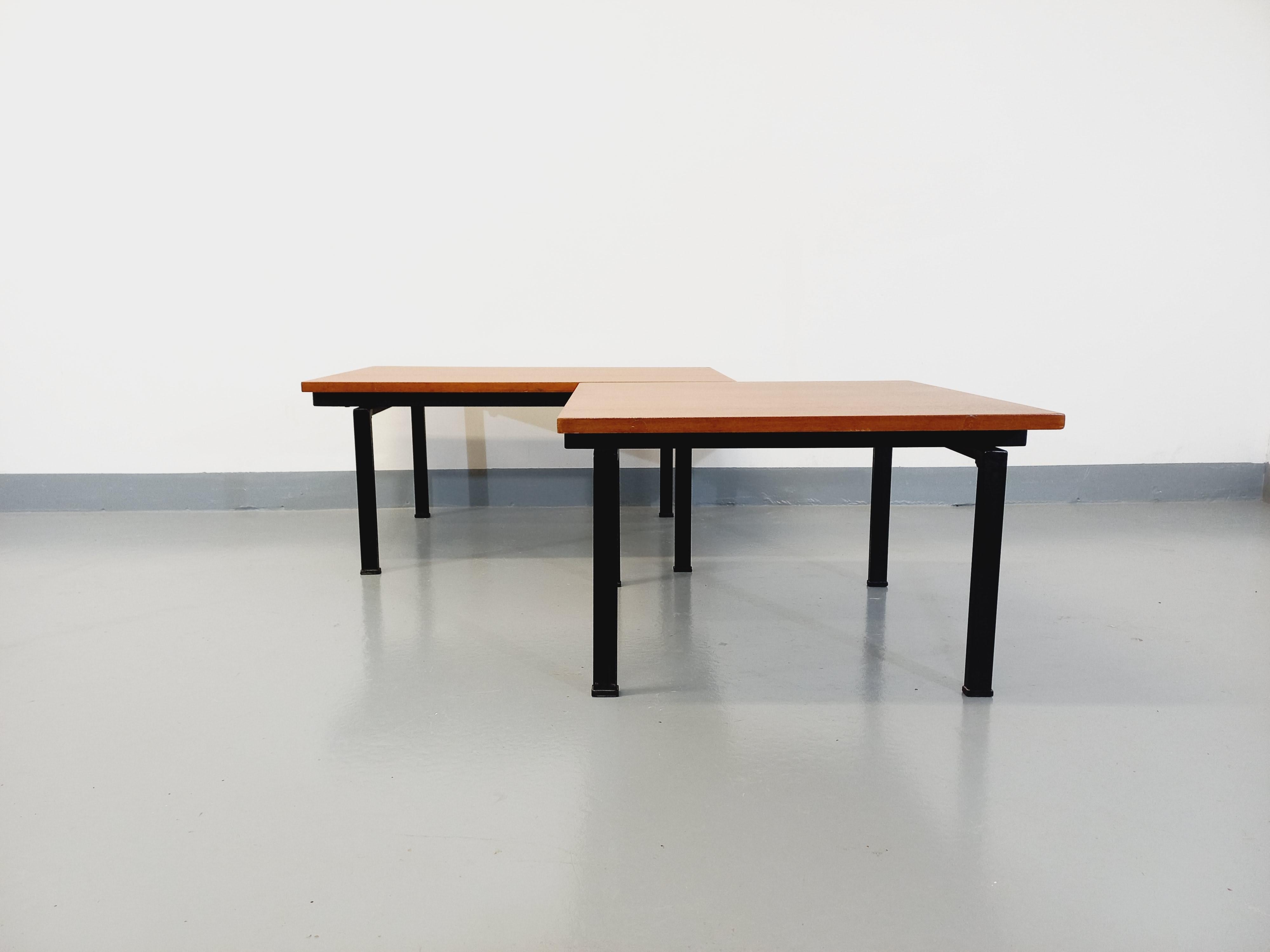 Suite de deux tables basses modernistes vintage Noir en teck et métal noir en vente 2