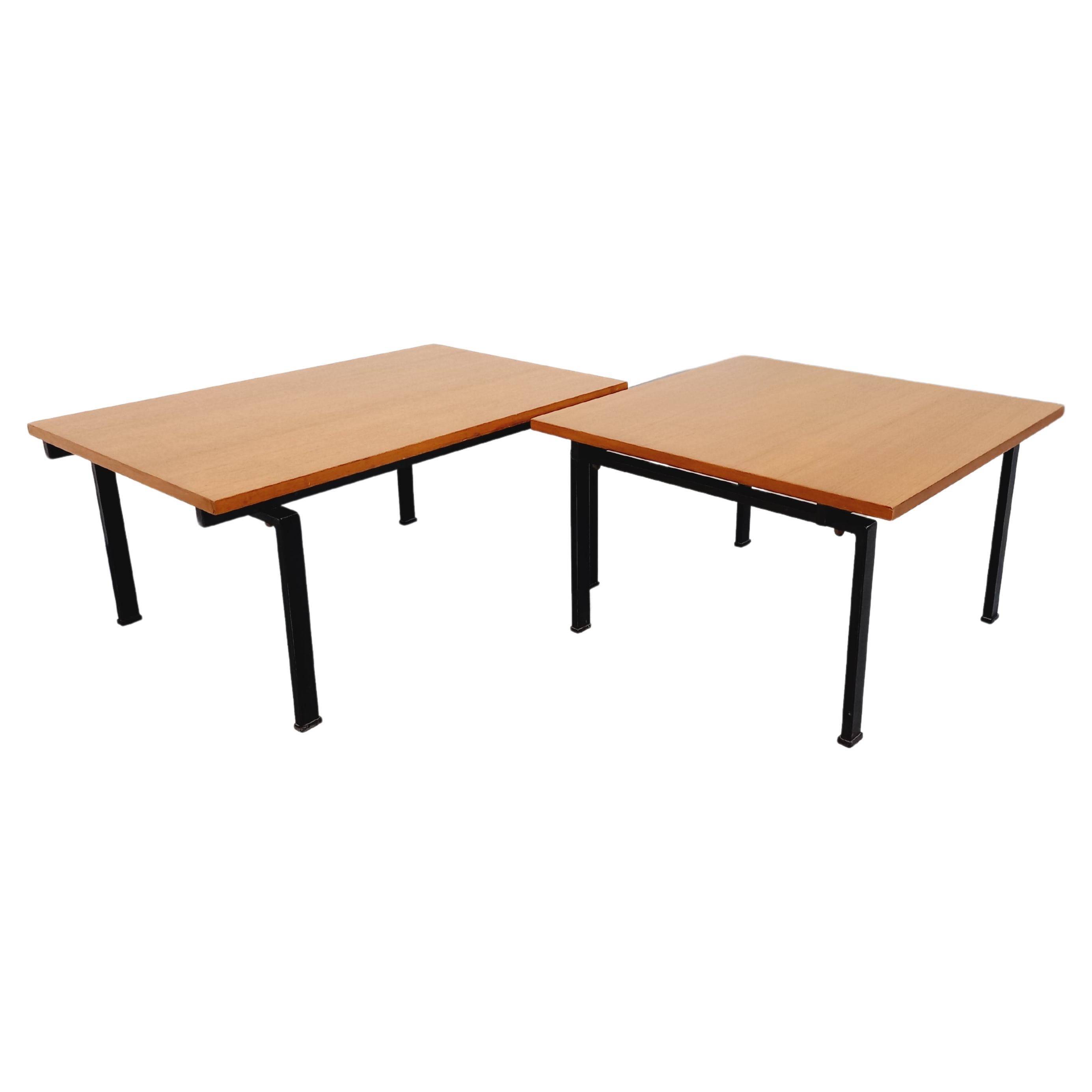 Suite de deux tables basses modernistes vintage Isa en teck et métal noir