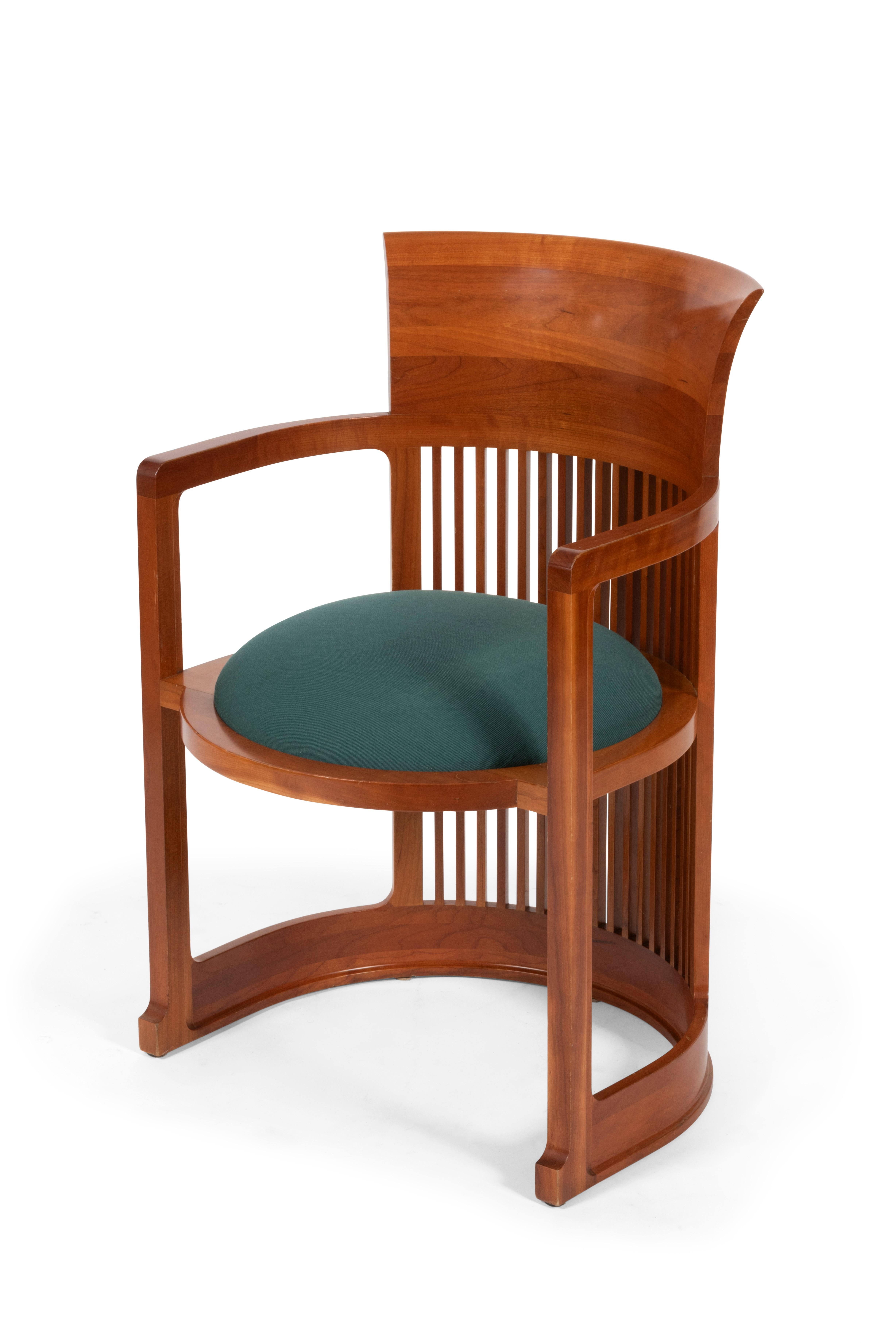 Cet incontournable fauteuil du mouvement Arts & Crafts du début du XXe siècle reprenant la forme d’un baril, est inventé par l’architecte Frank Lloyd Wright en 1904 et ensuite édité par Cassina dans les années 80.

La structure en bois de merisier