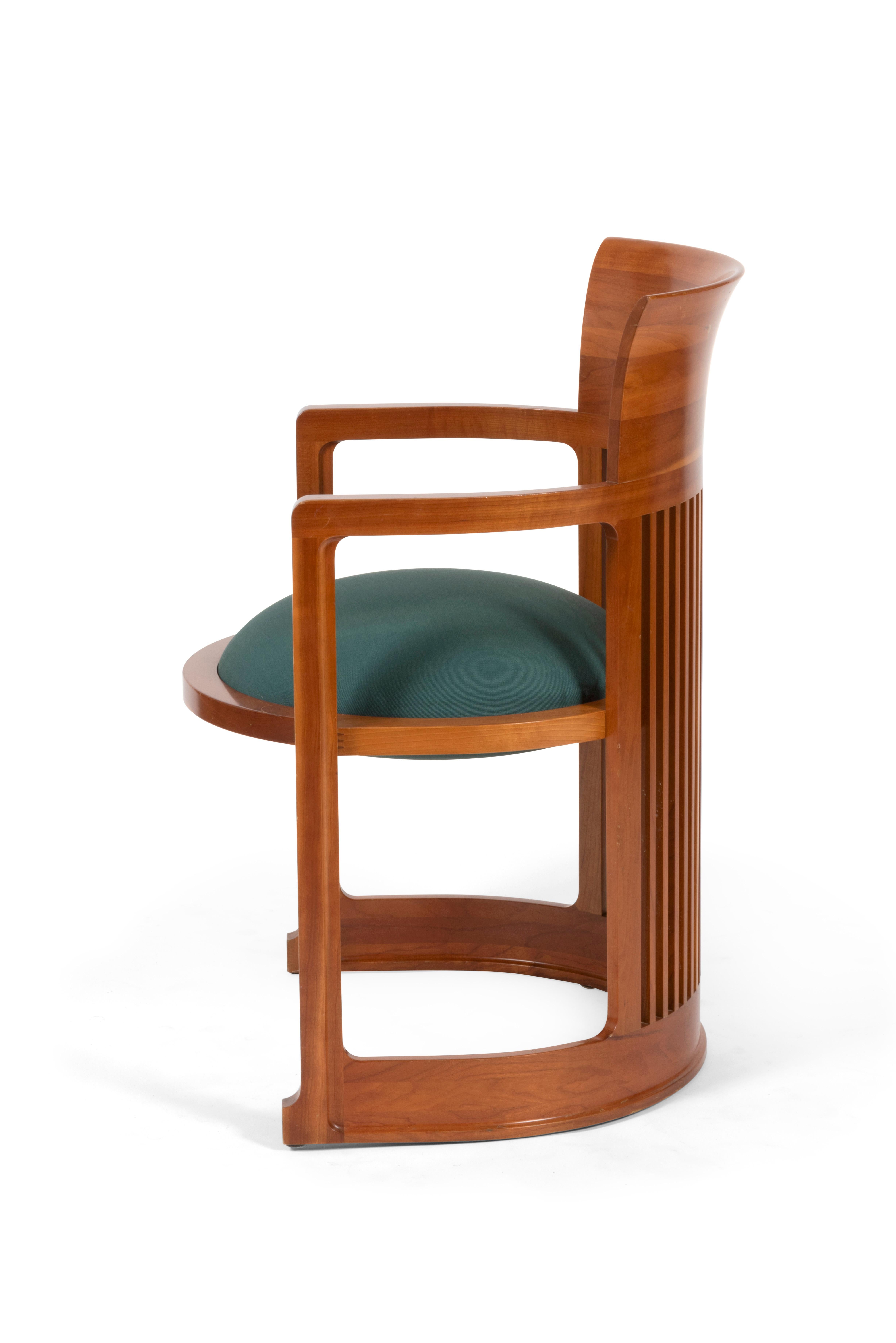 Mid-Century Modern Suite de quatre fauteuils “Barrel chairs 606” conçus par Frank Lloyd Wright For Sale