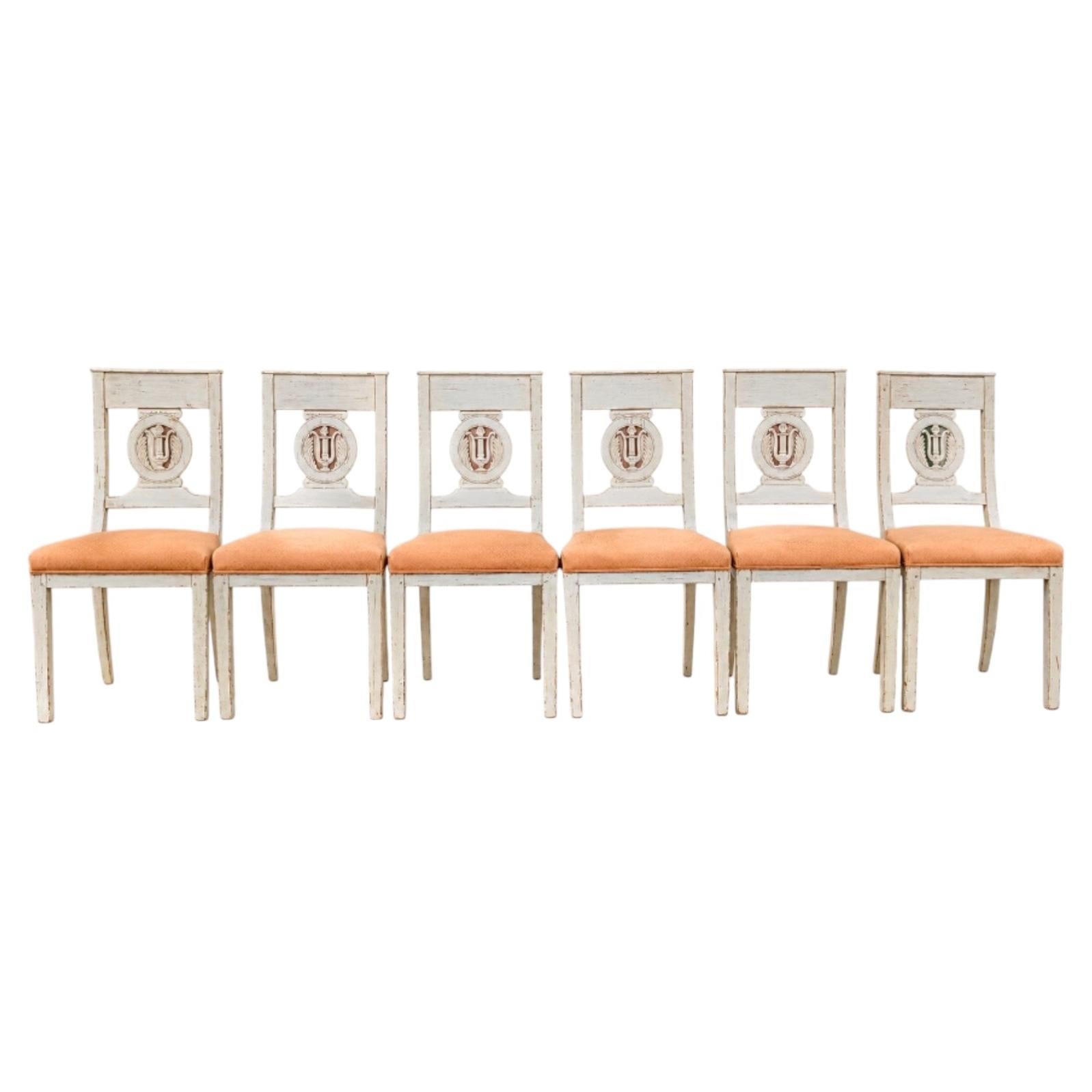 Suite de six chaises Directoire d'époque bois laqué gris médaillon sculpté For Sale