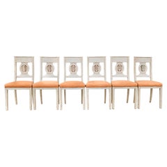 Suite de six chaises Directoire d'époque bois laqué gris médaillon sculpté