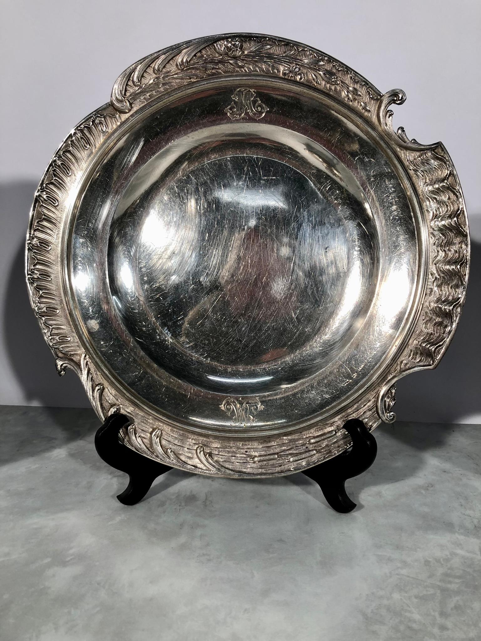 Rare suite de deux plats ovales ( un grand et un moyen ) et d'un plat rond, accompagnés de leur saucière, en argent massif . Le poinçon est celui de la Minerve correspondant aux ouvrages en argent réalisées entre 1838 et nos jours. Le centre est en