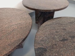 Suite de trois tables basses rondes gigognes vintage en granit des années 70 80