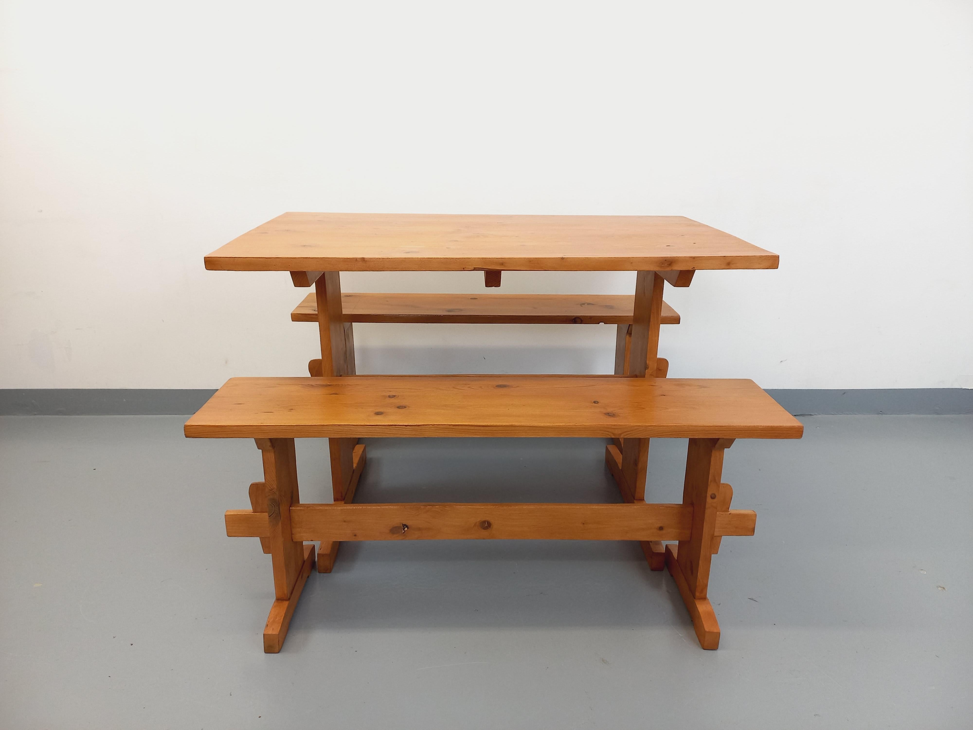 Suite d'une table et de 2 bancs vintage en sapin des années 60 im Angebot 3