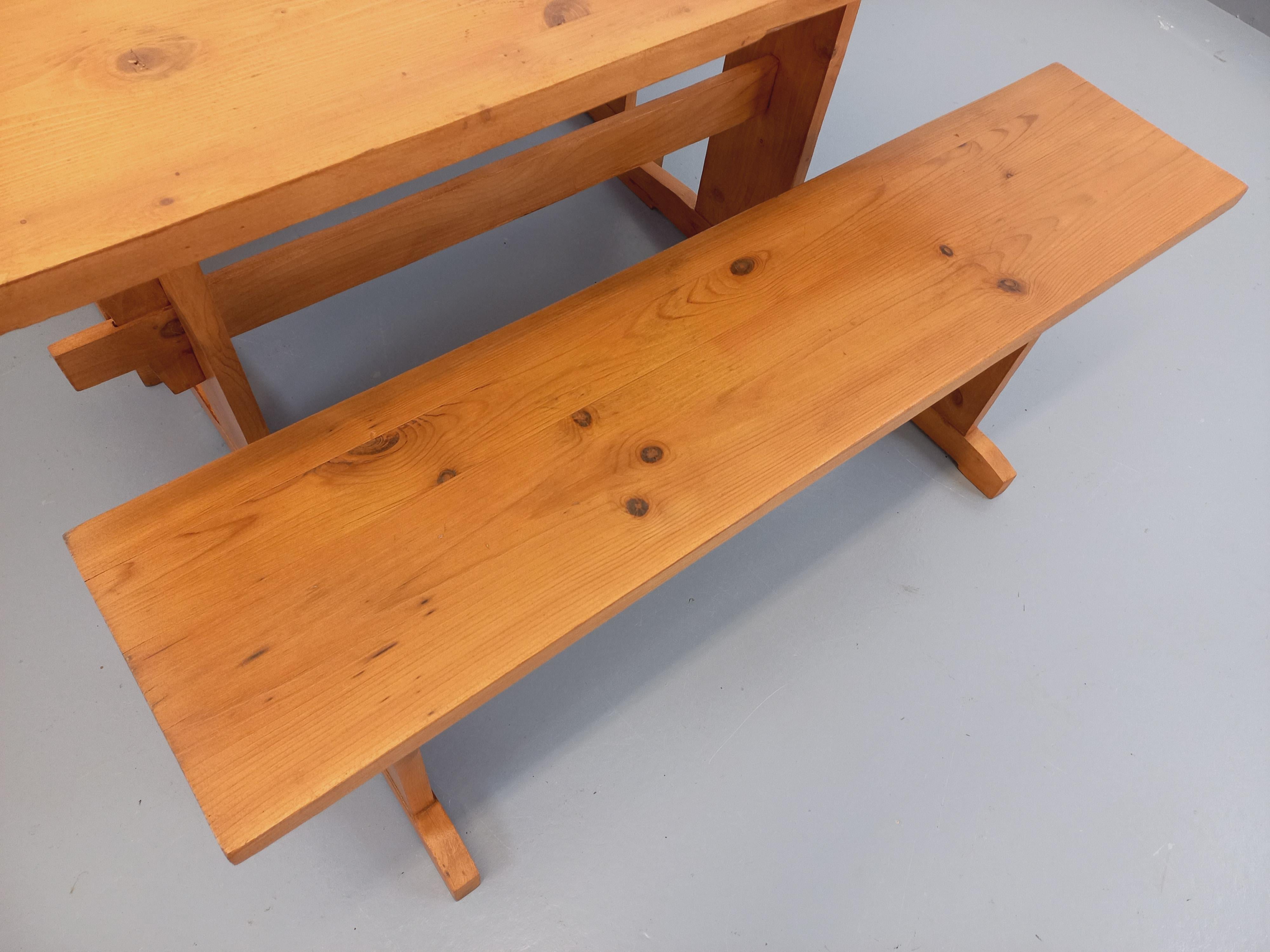 Suite d'une table et de 2 bancs vintage en sapin des années 60 im Angebot 8