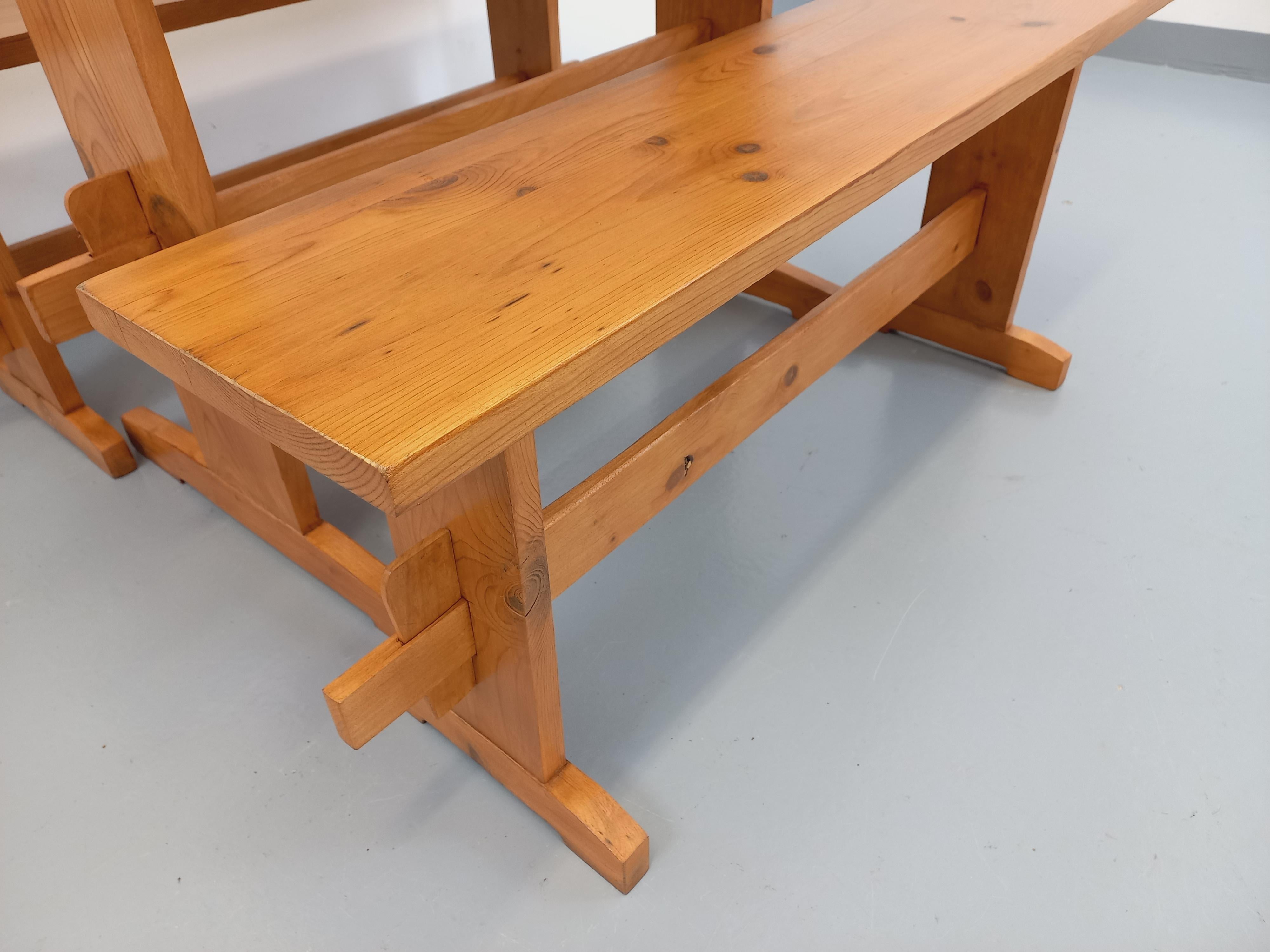 Suite d'une table et de 2 bancs vintage en sapin des années 60 im Angebot 9