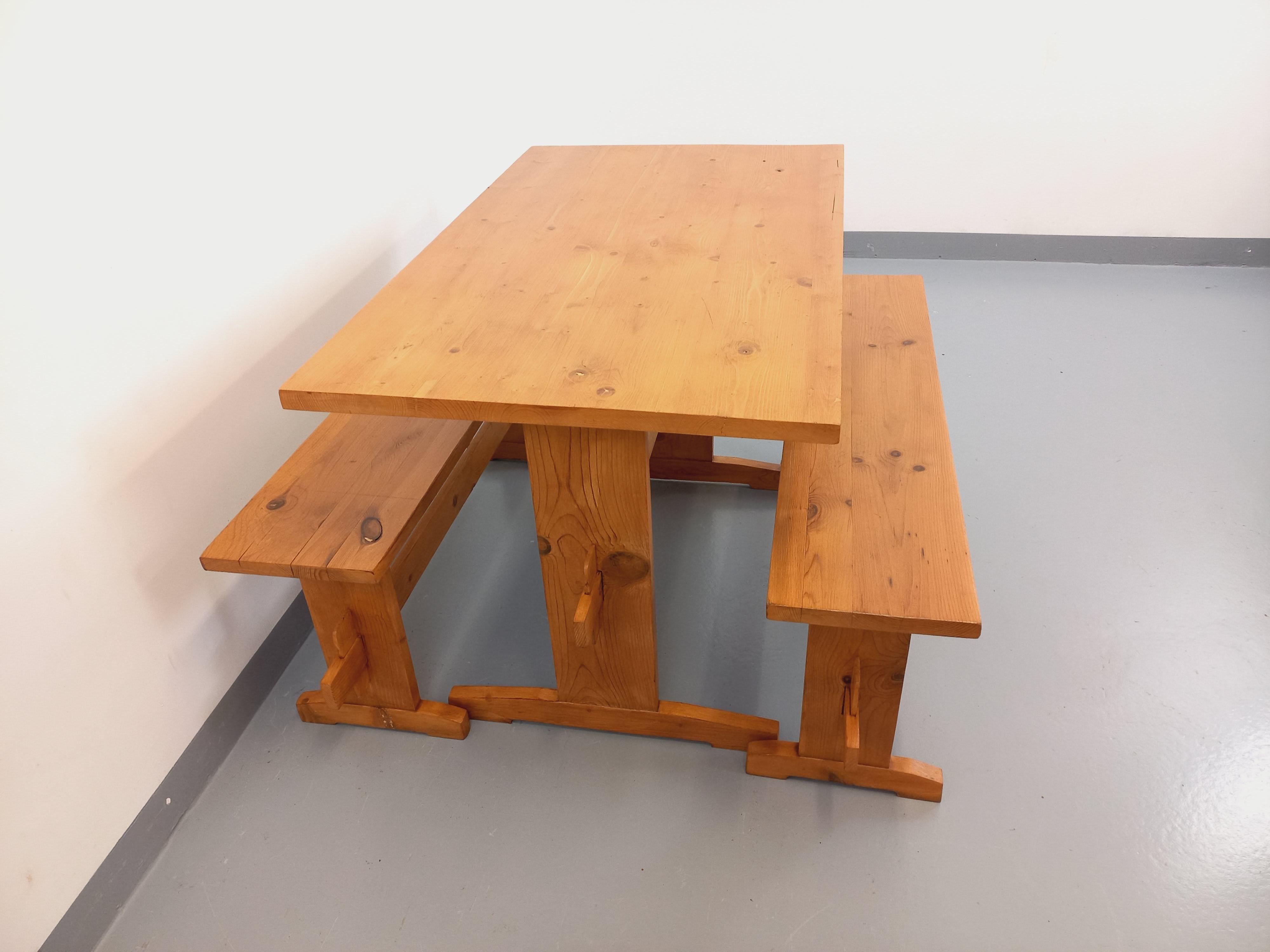 Suite d'une table et de 2 bancs vintage en sapin des années 60 im Angebot 11