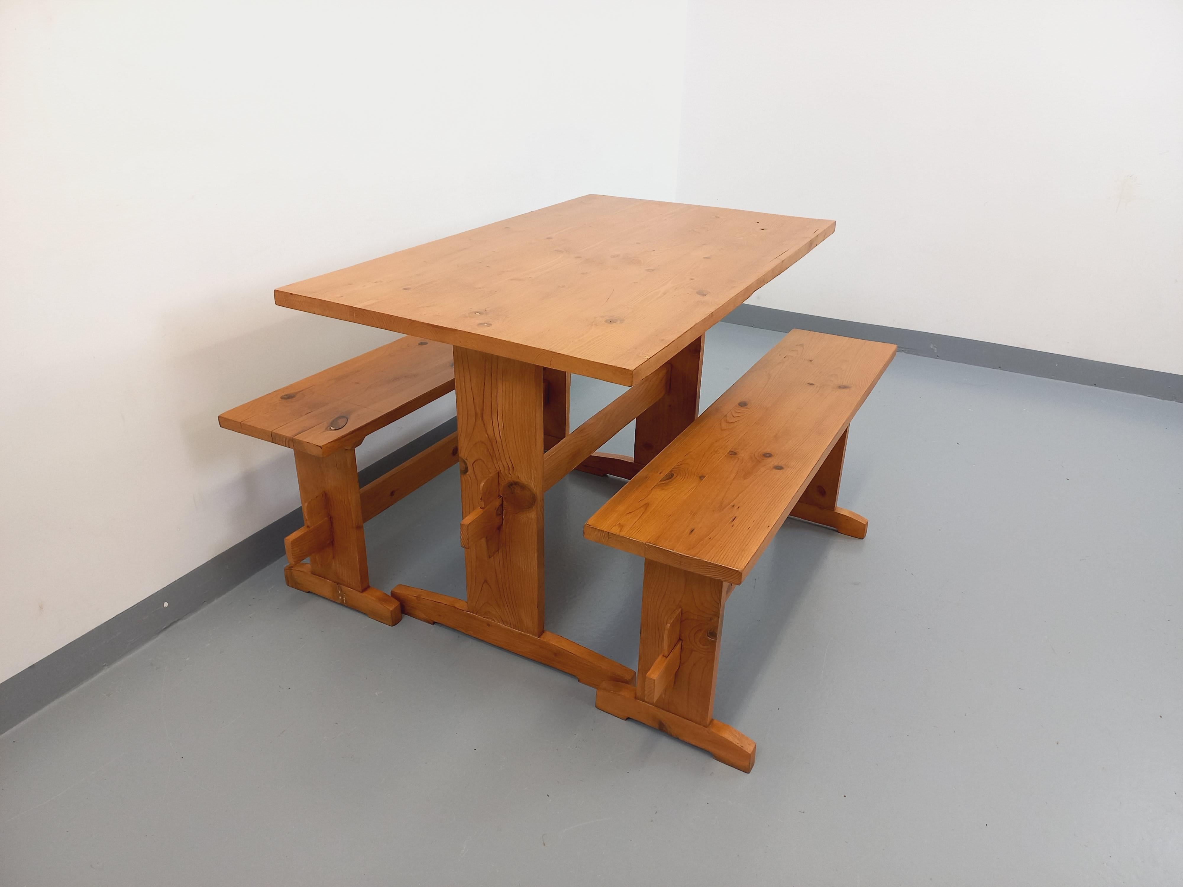 Suite d'une table et de 2 bancs vintage en sapin des années 60 im Angebot 12