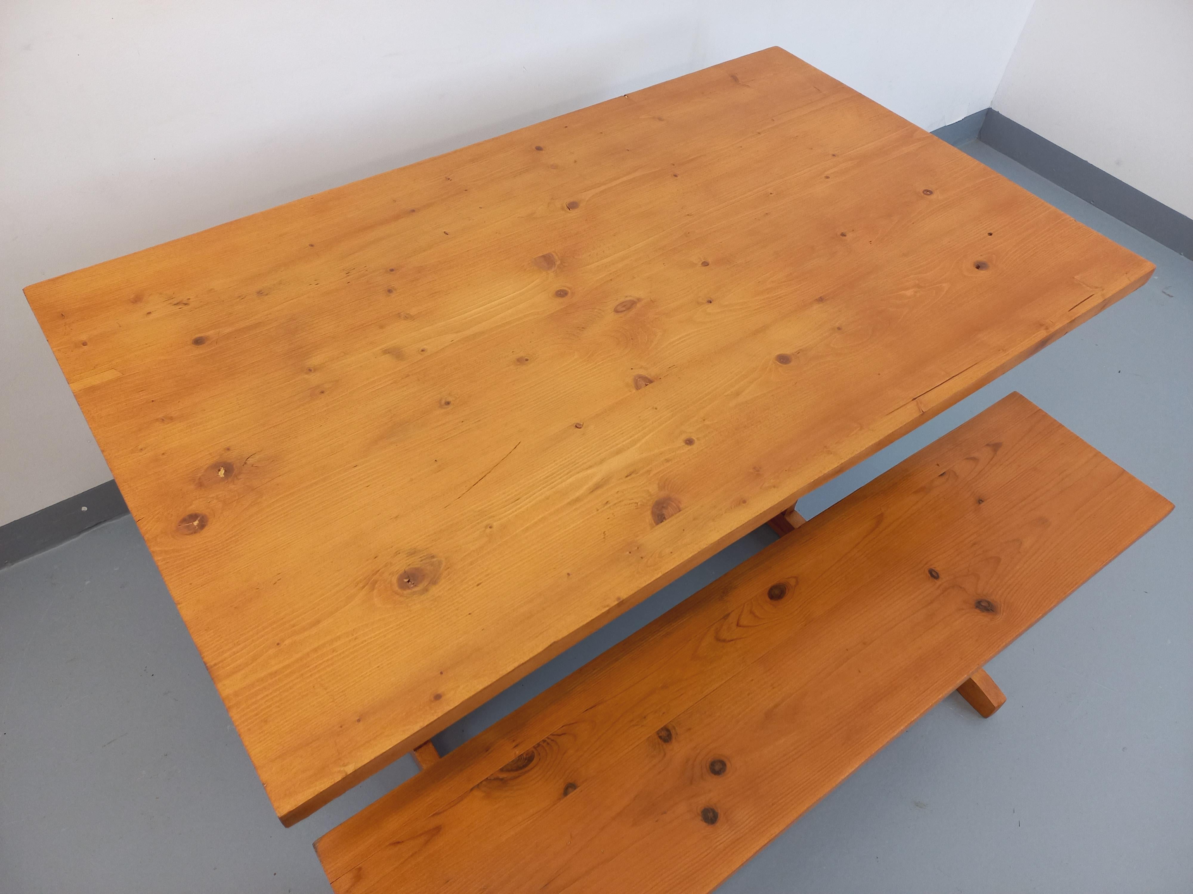 Ensemble vintage des années 60, en sapin, dans le goût de Charlotte Perriand, composé d'une table rectangulaire et de 2 bancs assortis, Très bon état général avec quelques signes du temps qui passe, entièrement poncés et vernis.
Ref 230 120
Tabelle