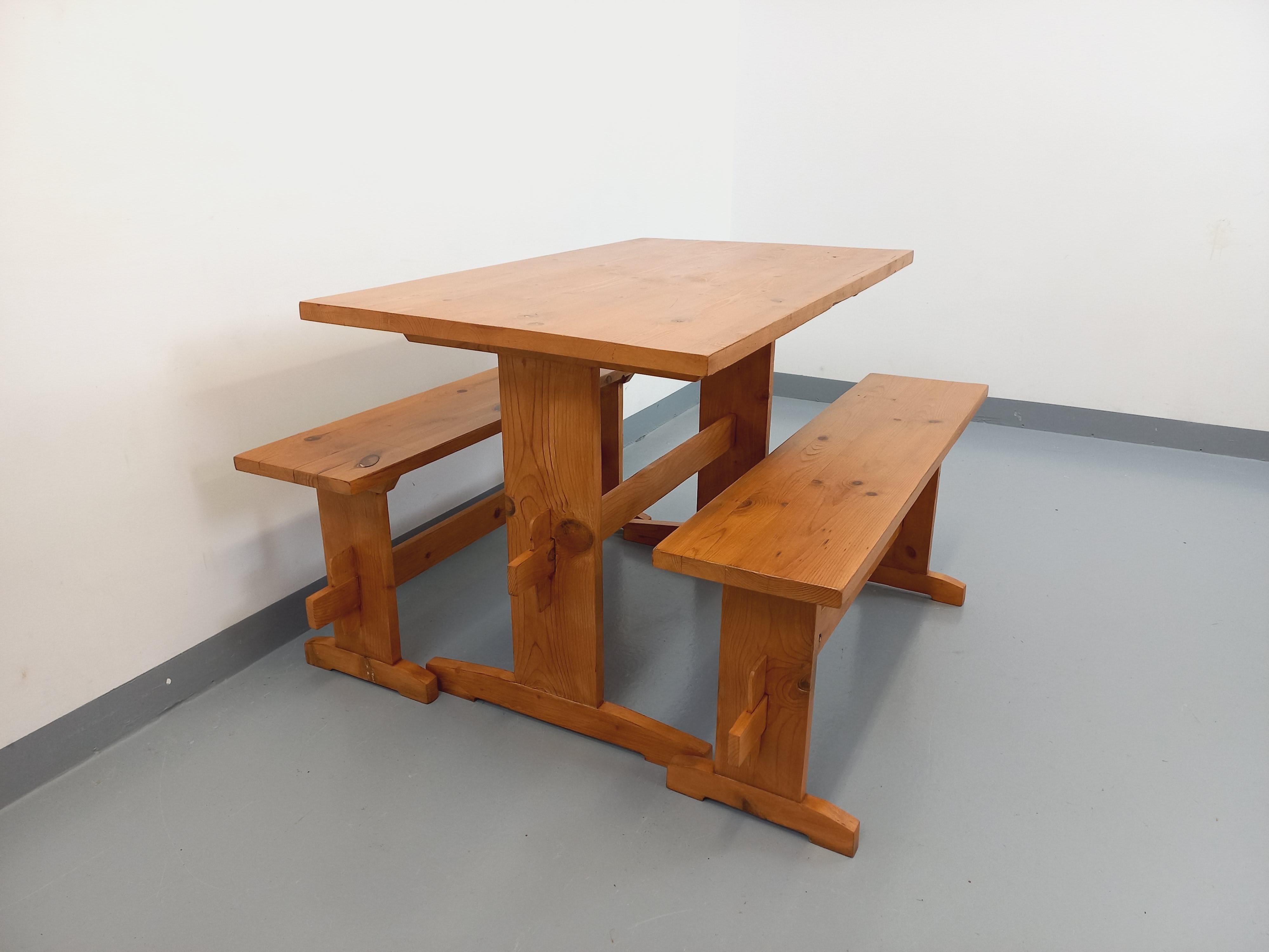 Suite d'une table et de 2 bancs vintage en sapin des années 60 im Angebot 13