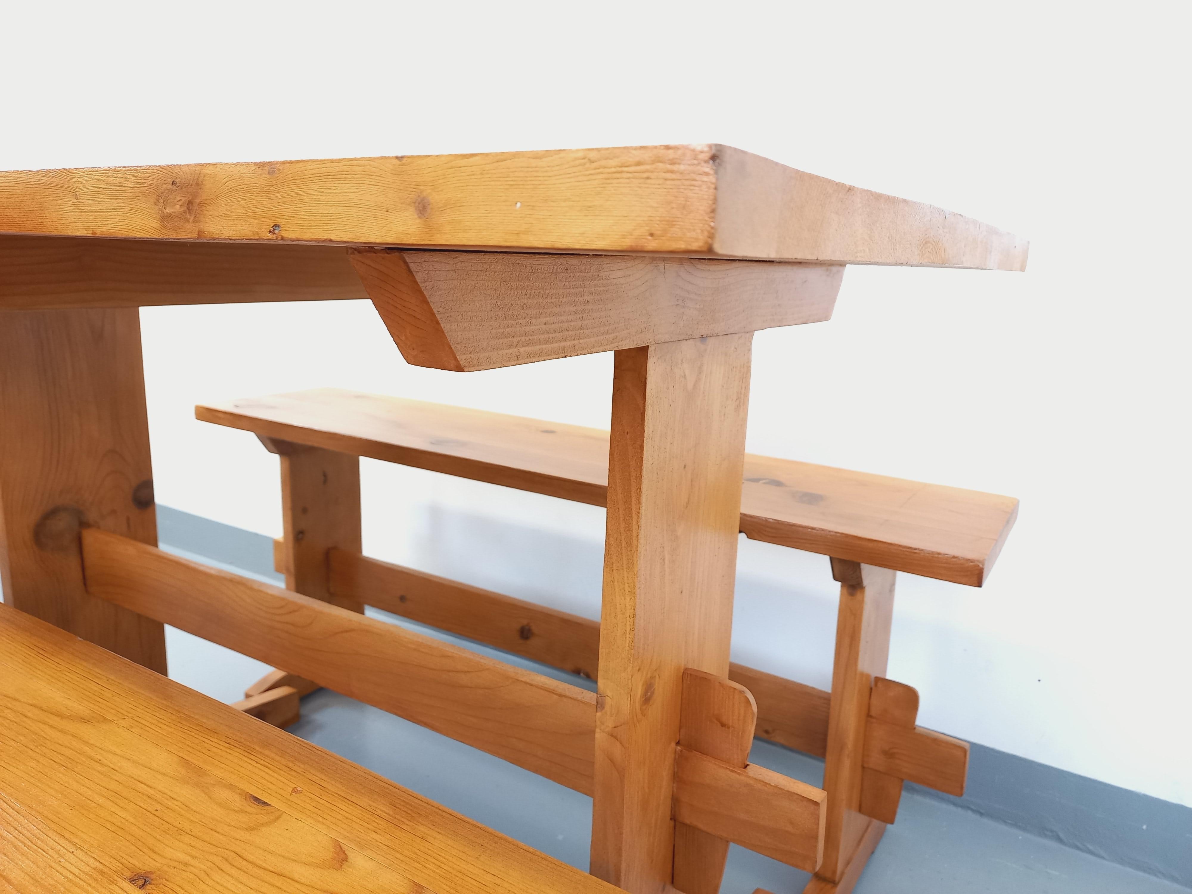 Suite d'une table et de 2 bancs vintage en sapin des années 60 (Moderne der Mitte des Jahrhunderts) im Angebot