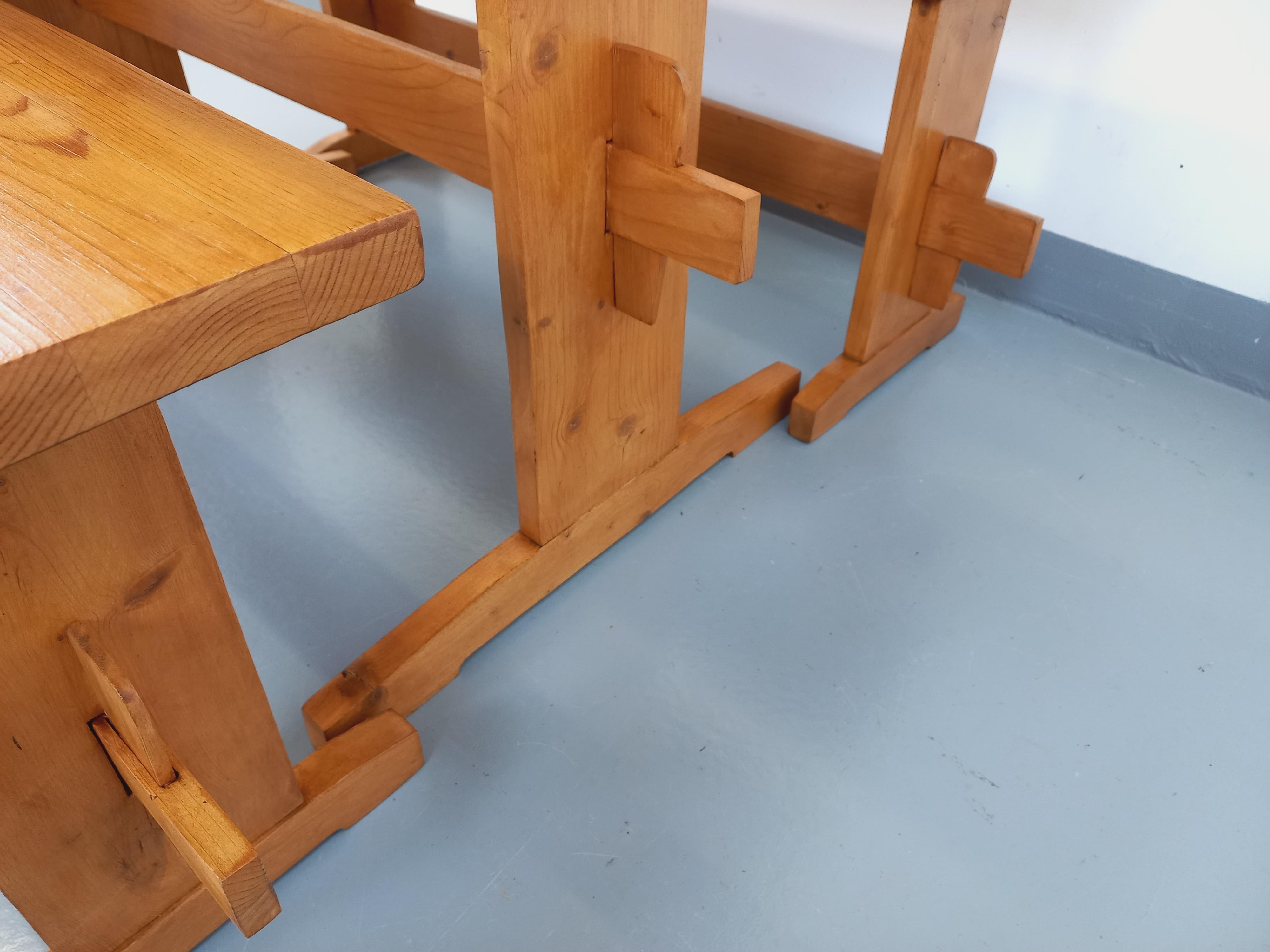 Suite d'une table et de 2 bancs vintage en sapin des années 60 (Französisch) im Angebot