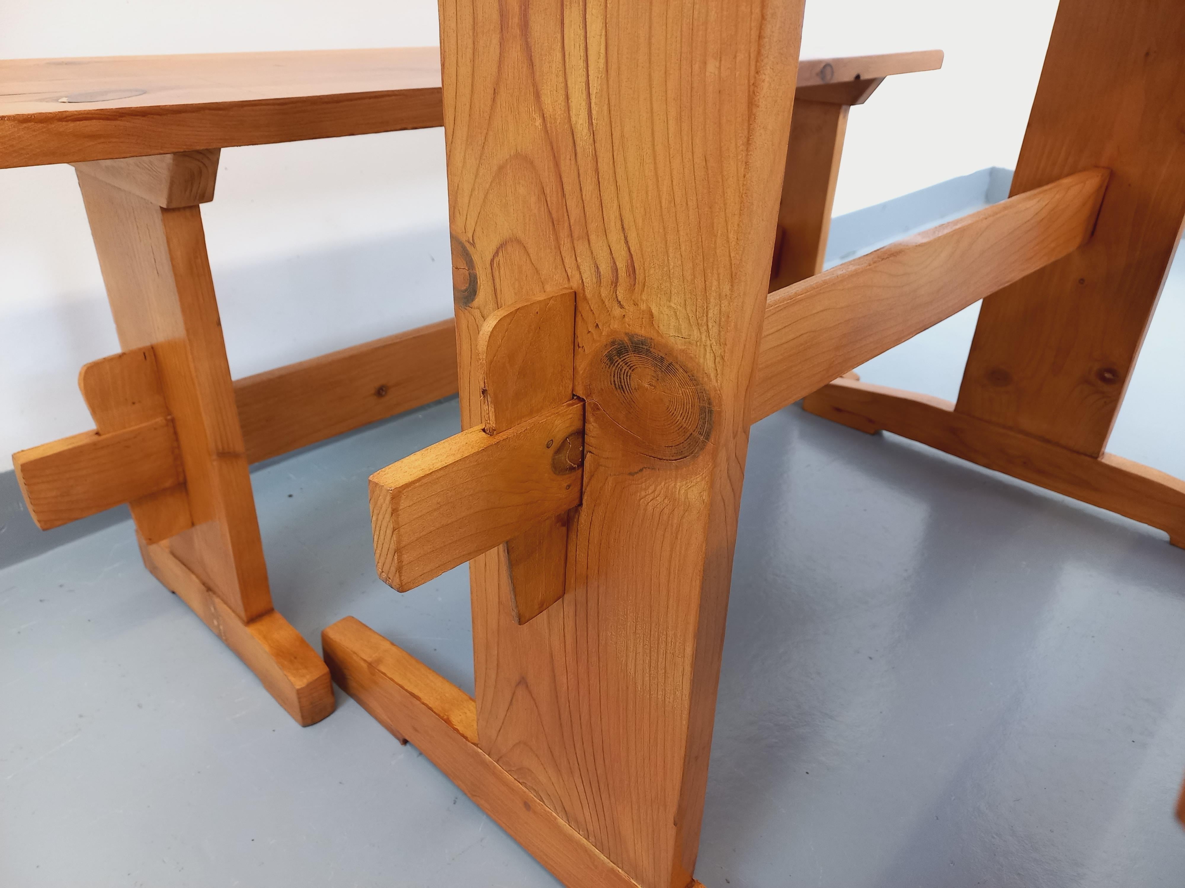 Suite d'une table et de 2 bancs vintage en sapin des années 60 im Zustand „Gut“ im Angebot in BESANÇON, FR