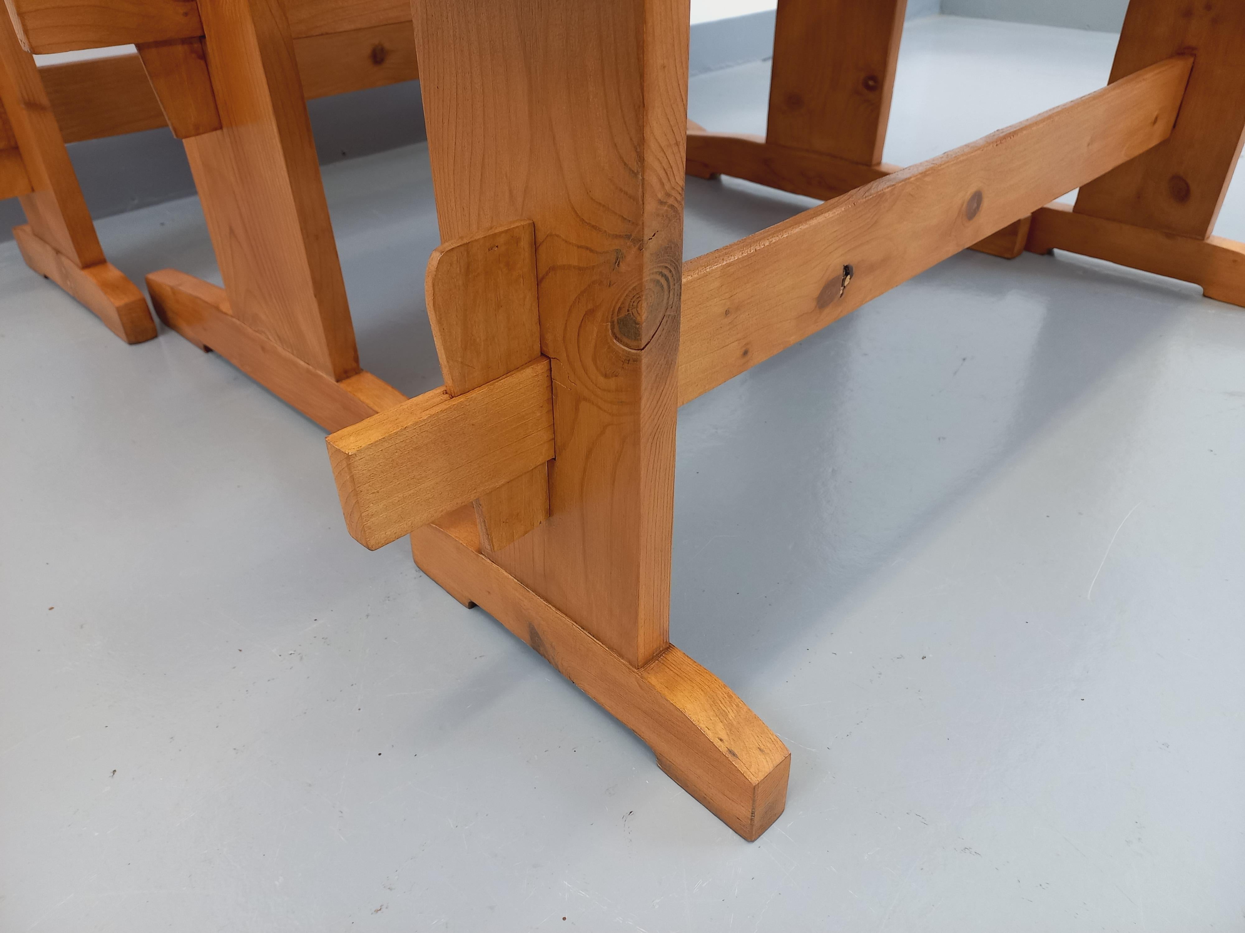 Suite d'une table et de 2 bancs vintage en sapin des années 60 (Mitte des 20. Jahrhunderts) im Angebot