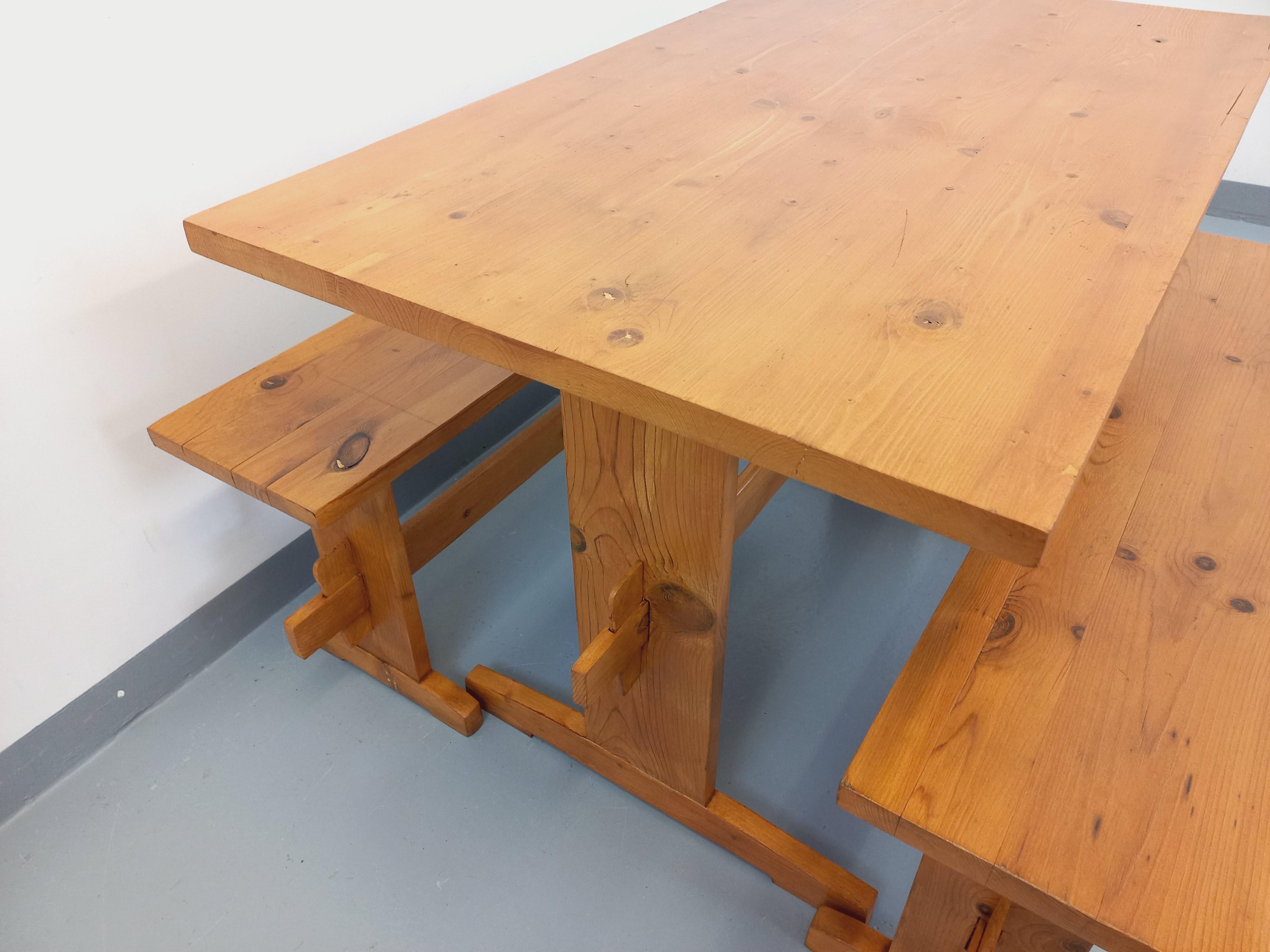 Suite d'une table et de 2 bancs vintage en sapin des années 60 (Holz) im Angebot
