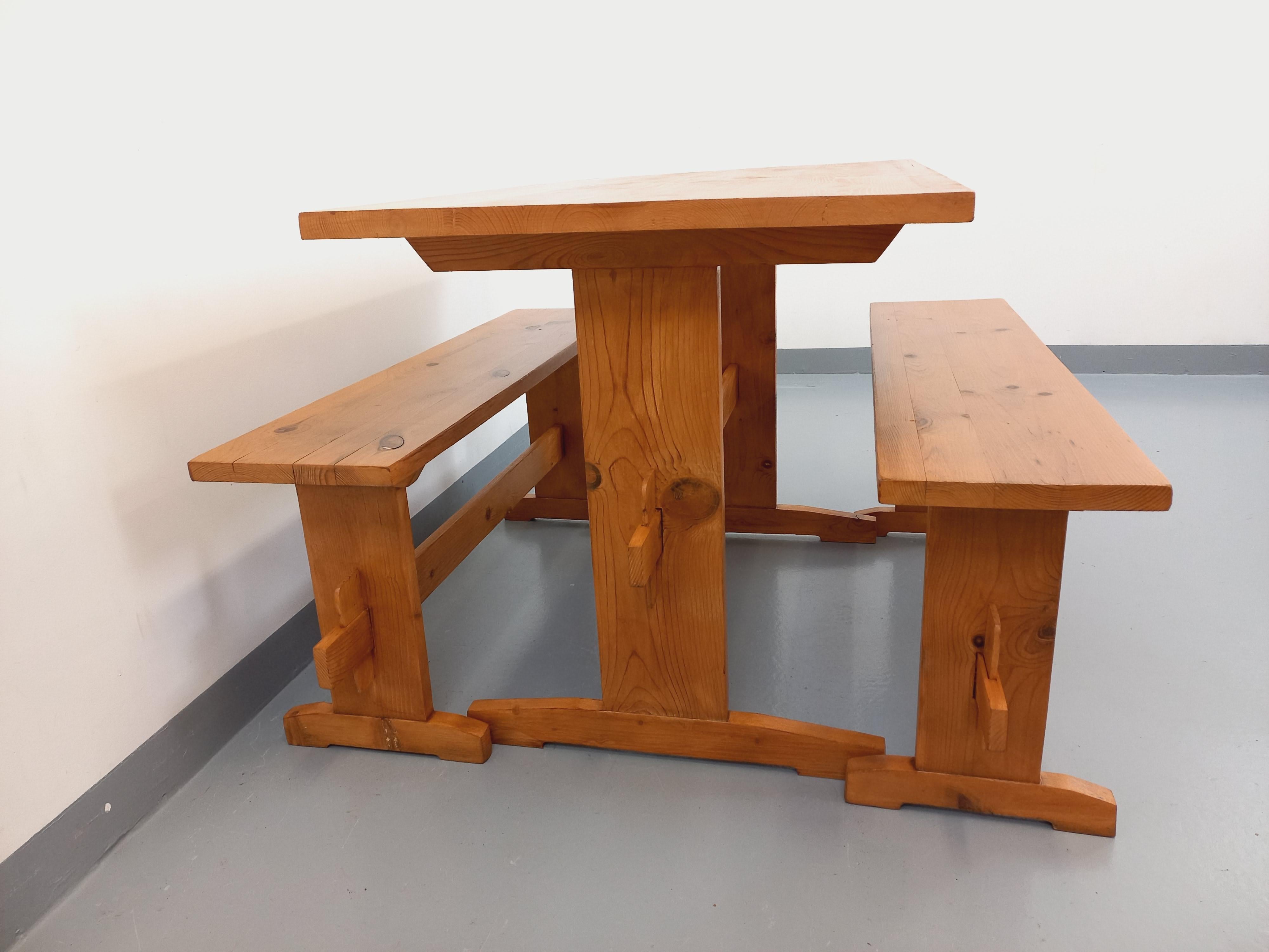 Suite d'une table et de 2 bancs vintage en sapin des années 60 im Angebot 1
