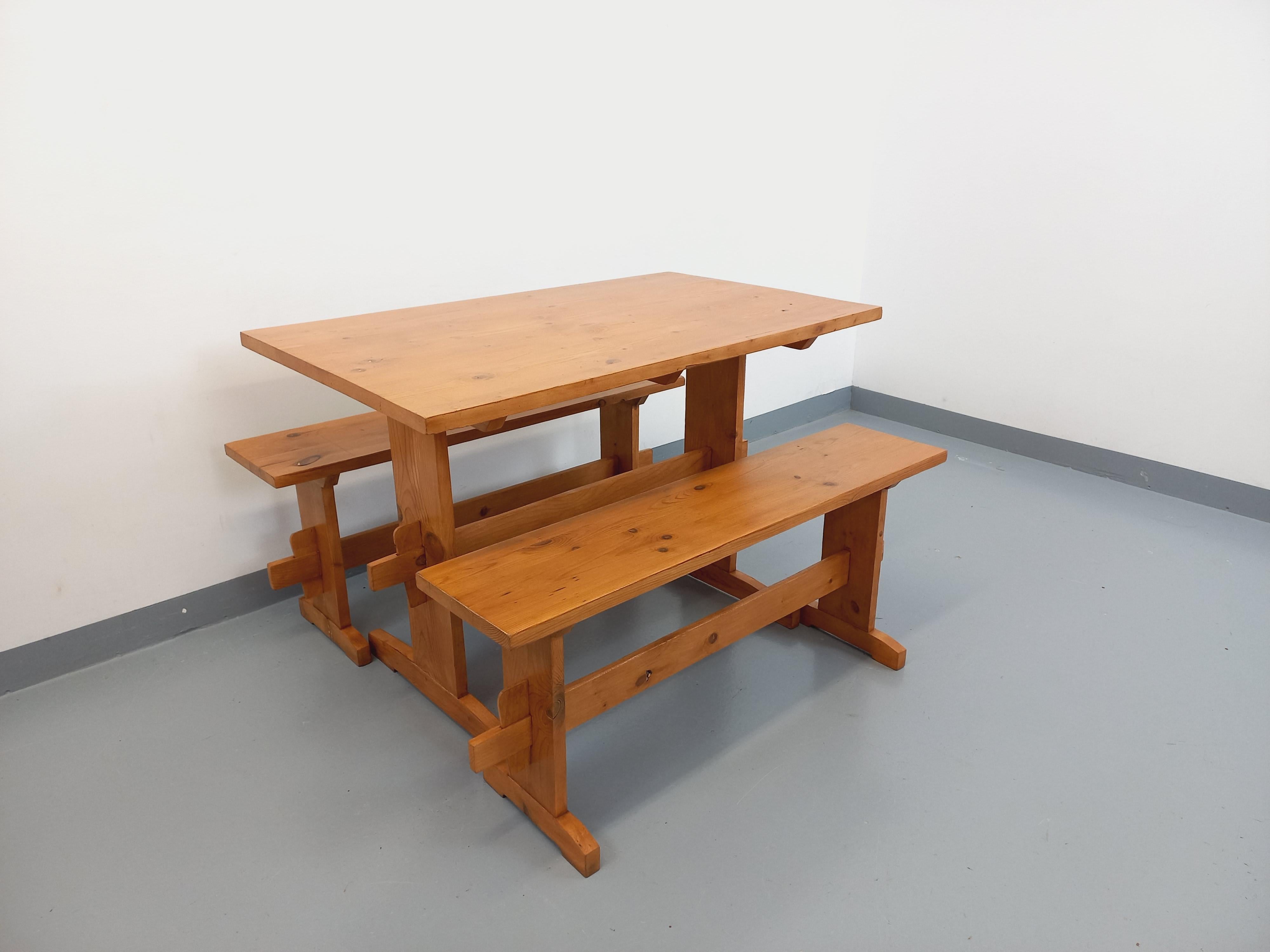 Suite d'une table et de 2 bancs vintage en sapin des années 60 im Angebot 2