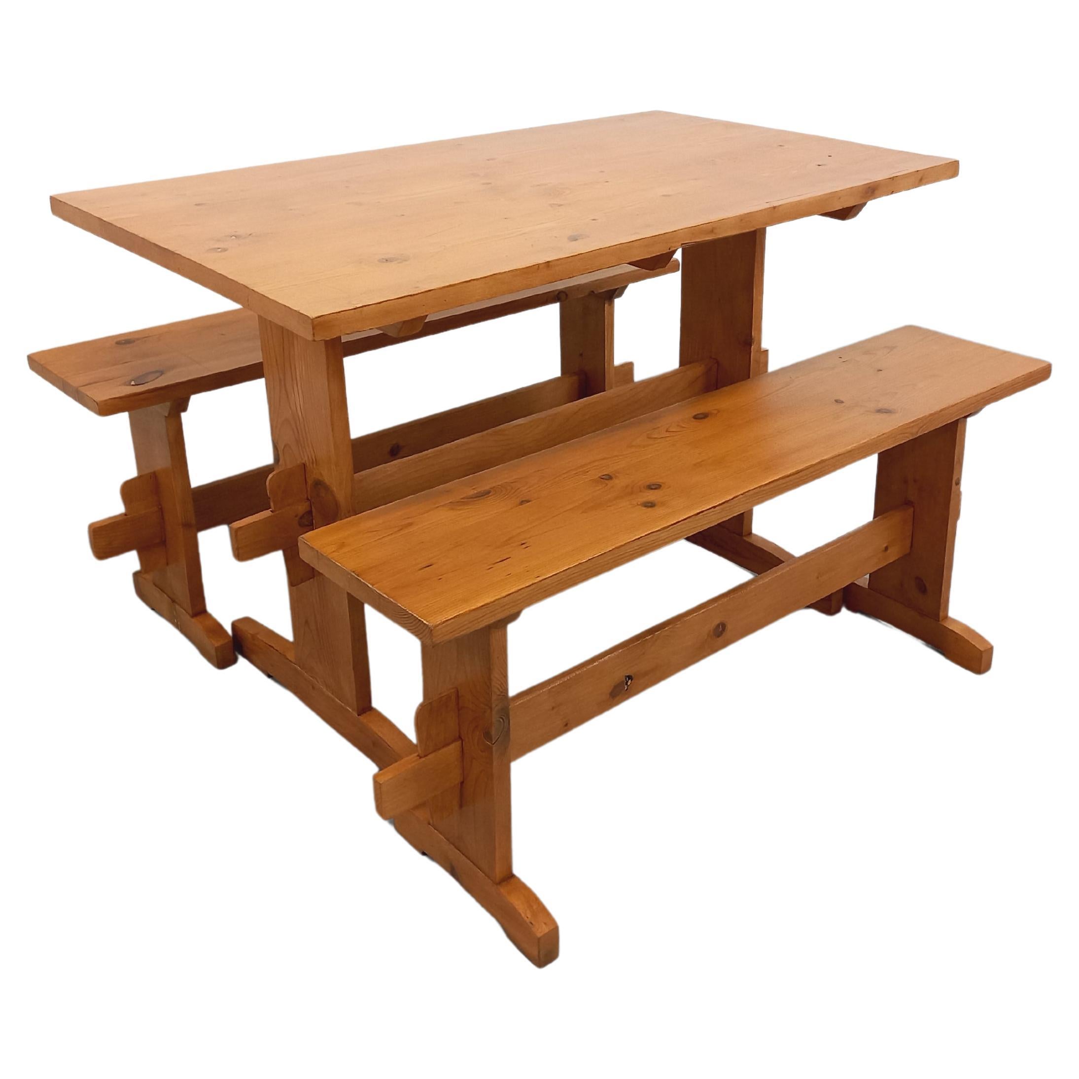 Suite d’une table et de 2 bancs vintage en sapin des années 60