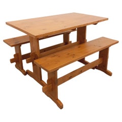 Suite d'une table et de 2 bancs vintage en sapin des années 60
