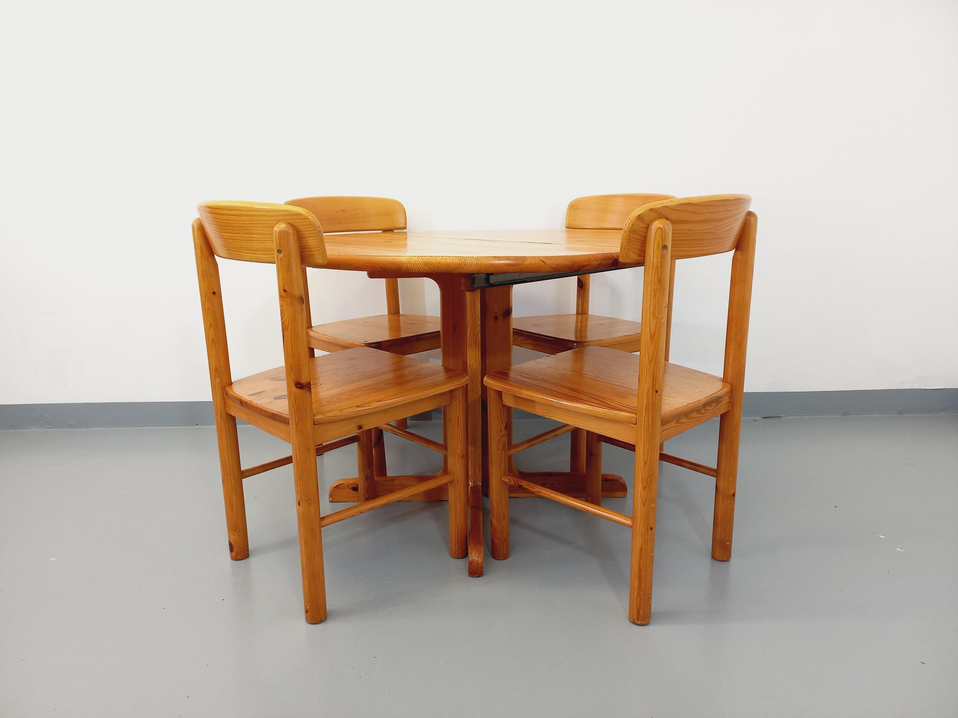 Suite d’une table ronde avec rallonge et 4 chaises vintage en pin des années 60 For Sale 3