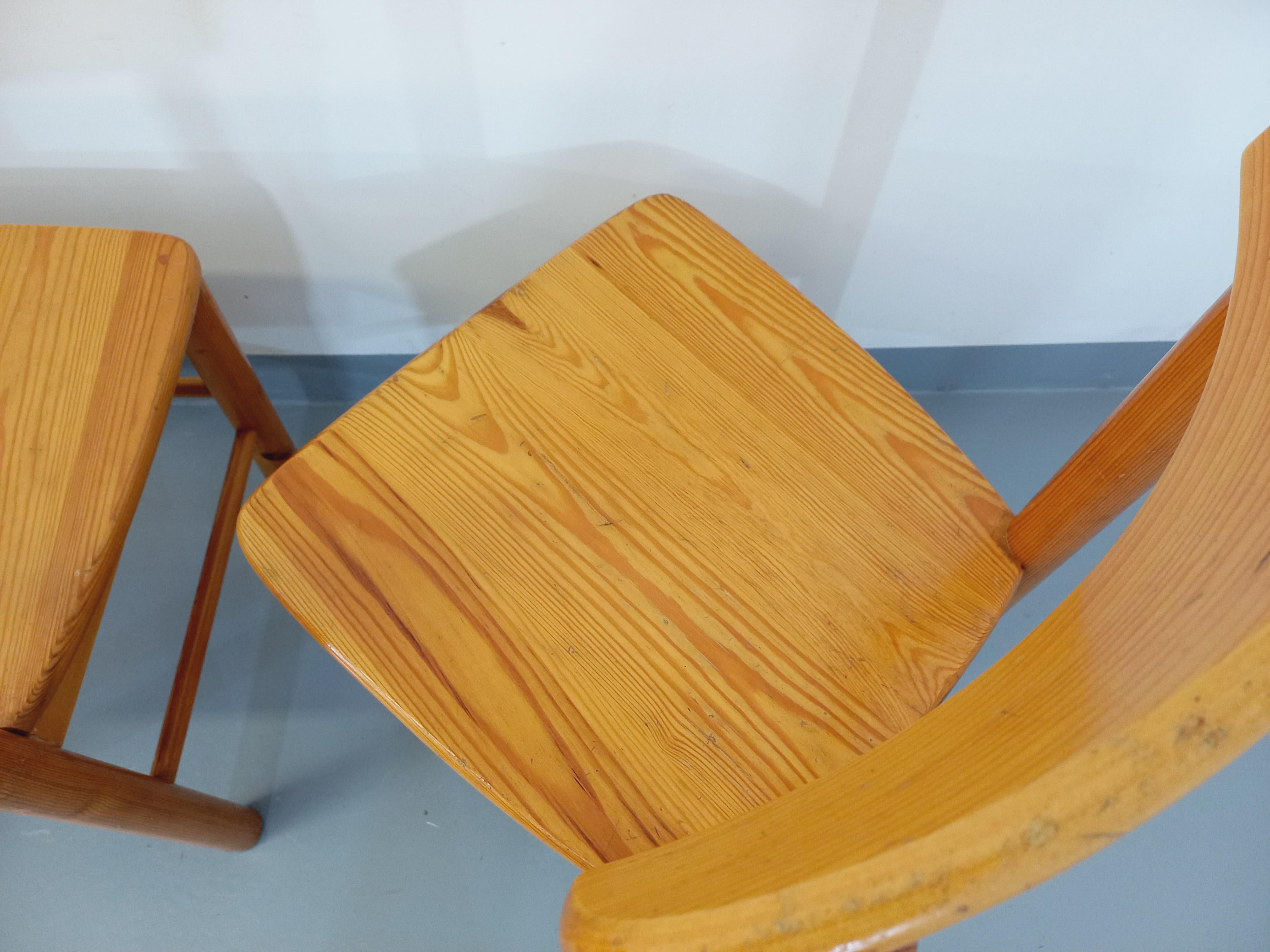 Suite d’une table ronde avec rallonge et 4 chaises vintage en pin des années 60 For Sale 4