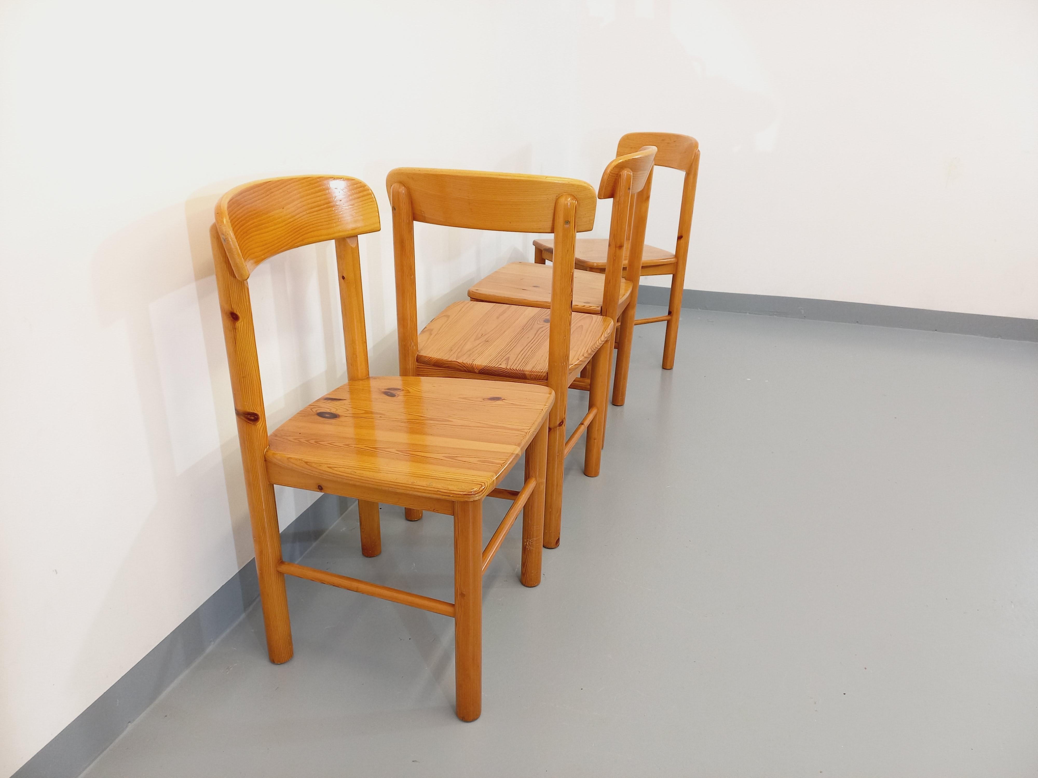 Suite d’une table ronde avec rallonge et 4 chaises vintage en pin des années 60 For Sale 11