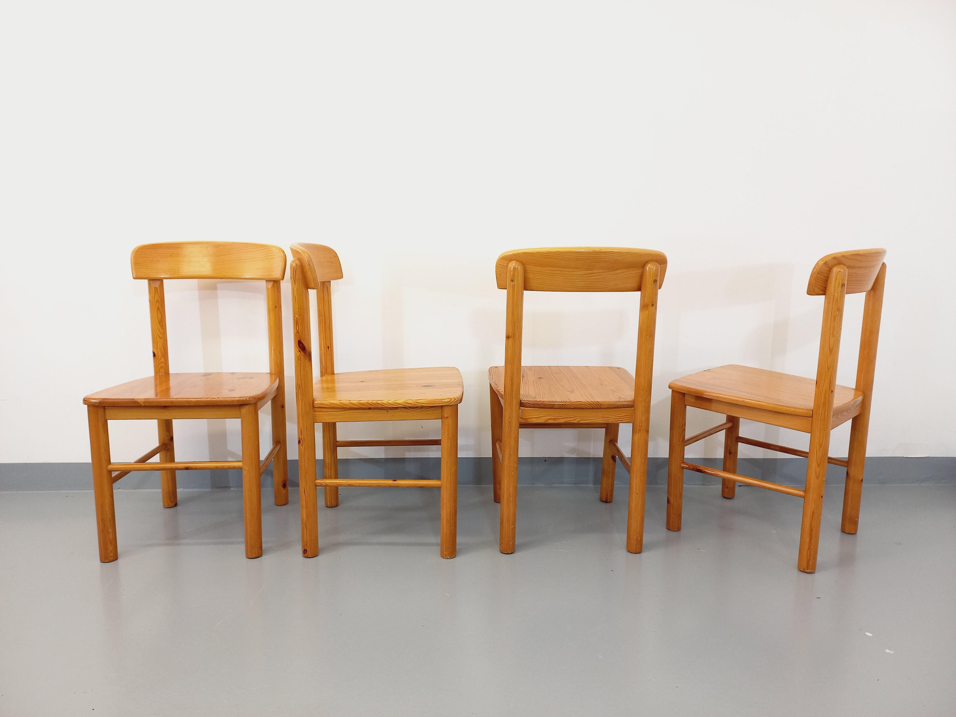 Ensemble de salle-à-manger composé de : 
Une table ronde vintage des années 60 70, en pin, dans le goût du designer danois Rainer Daumiller, pied central à 4 branches s’ouvrant en 2 pour laisser la place à une rallonge centrale non intégrée.
4
