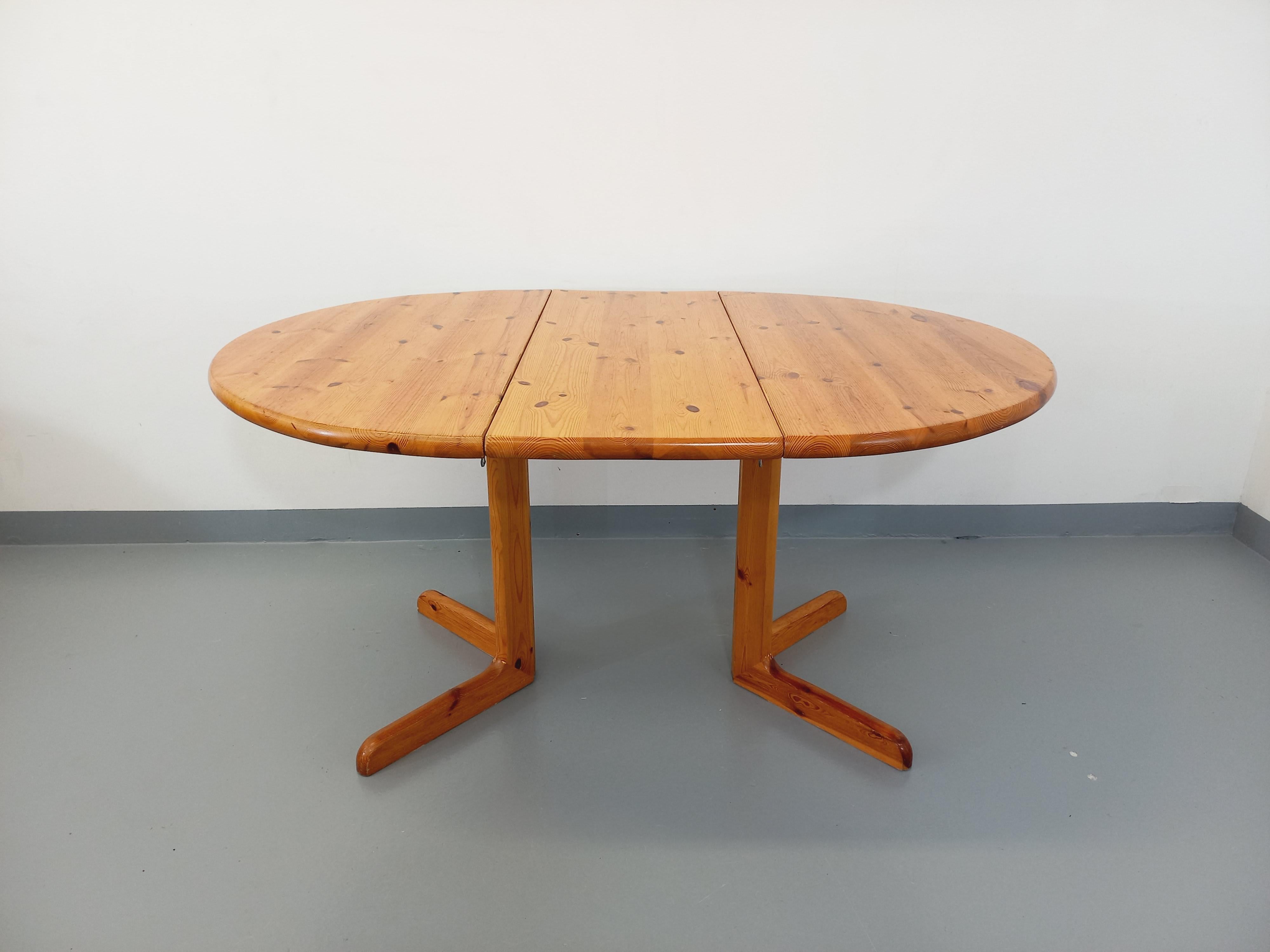 Suite d’une table ronde avec rallonge et 4 chaises vintage en pin des années 60 For Sale 13