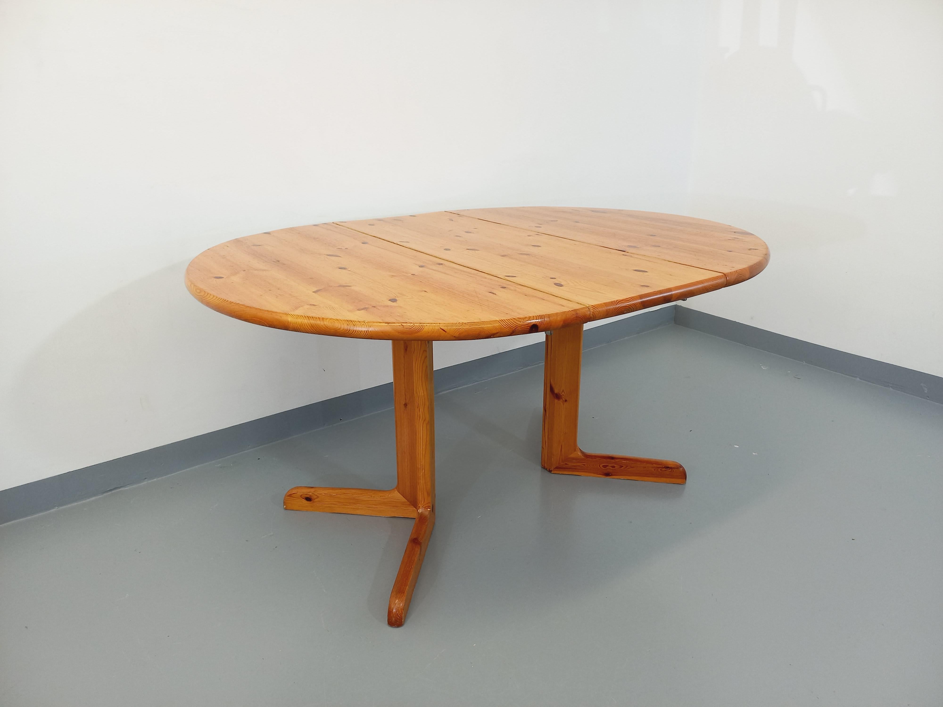 French Suite d’une table ronde avec rallonge et 4 chaises vintage en pin des années 60 For Sale