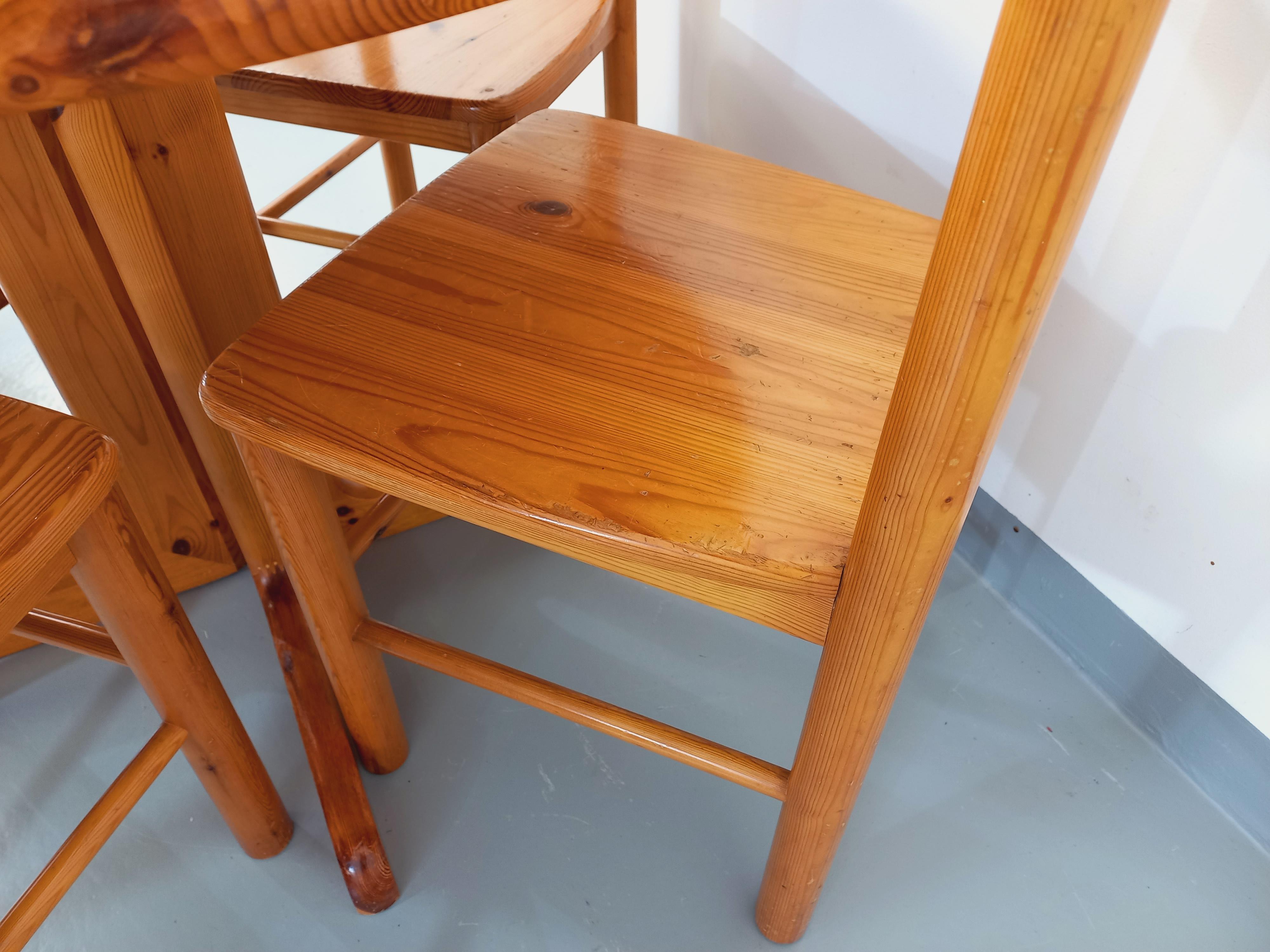 Suite d’une table ronde avec rallonge et 4 chaises vintage en pin des années 60 In Good Condition For Sale In BESANÇON, FR