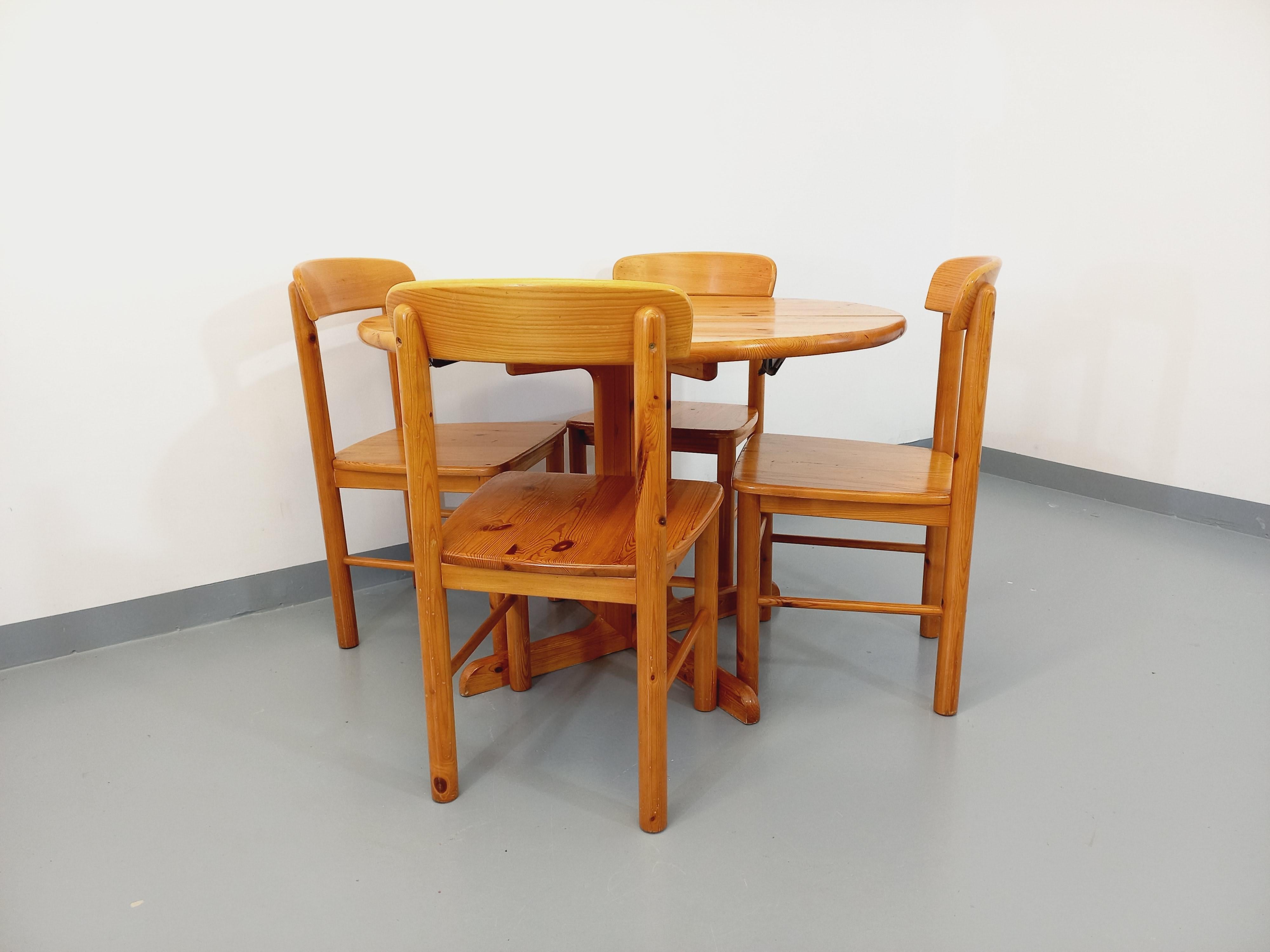 Suite d’une table ronde avec rallonge et 4 chaises vintage en pin des années 60 For Sale 2