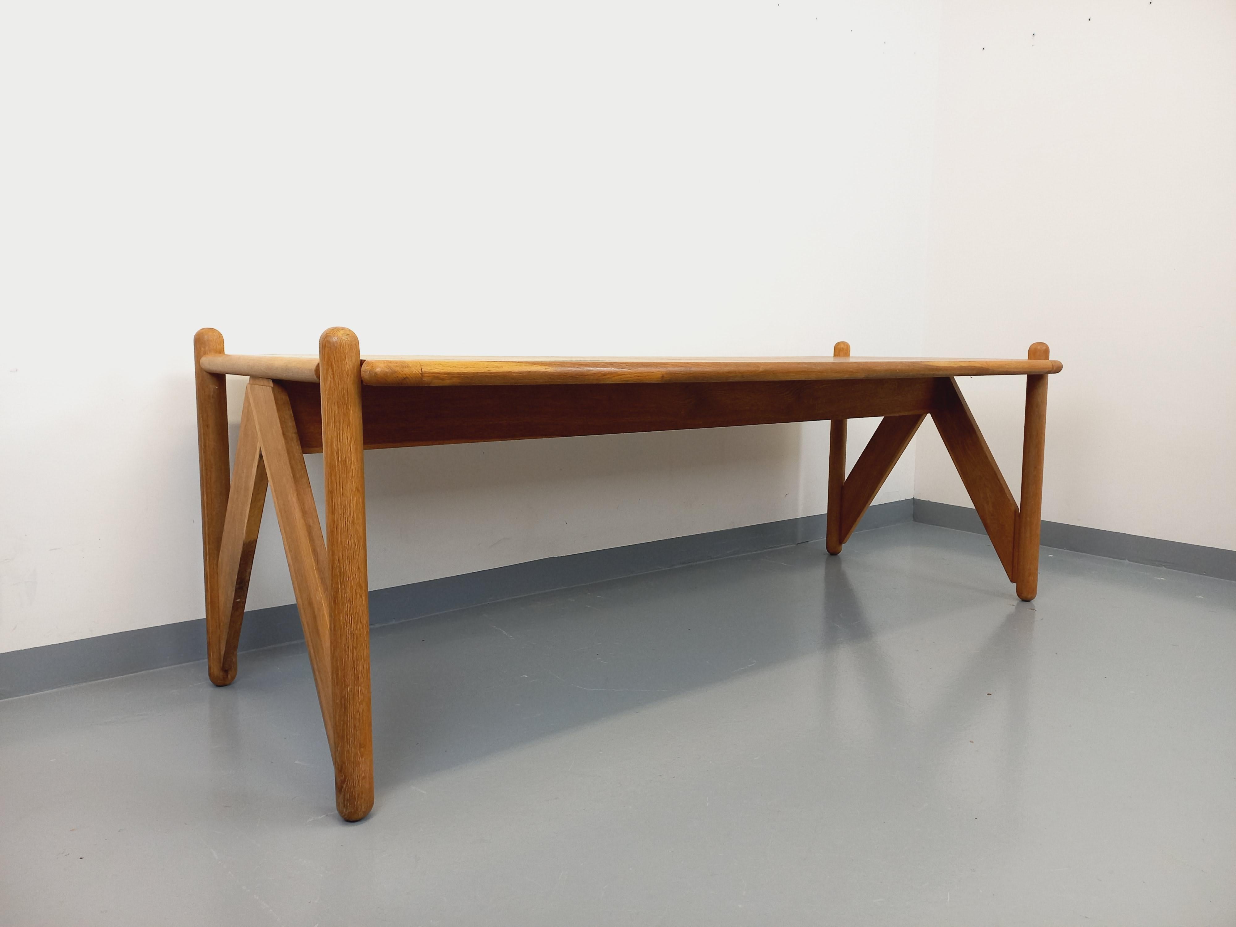 Außergewöhnliches Wohnzimmer-Ensemble mit einem großen, rechteckigen Vintage-Tisch aus den 60er und 70er Jahren aus massivem Holz im Stil von Charlotte Perriand, Pierre Chapo, Jean Prouvé, Guillerme et Chambron, Gigi Sabadin oder Silvio Coppola