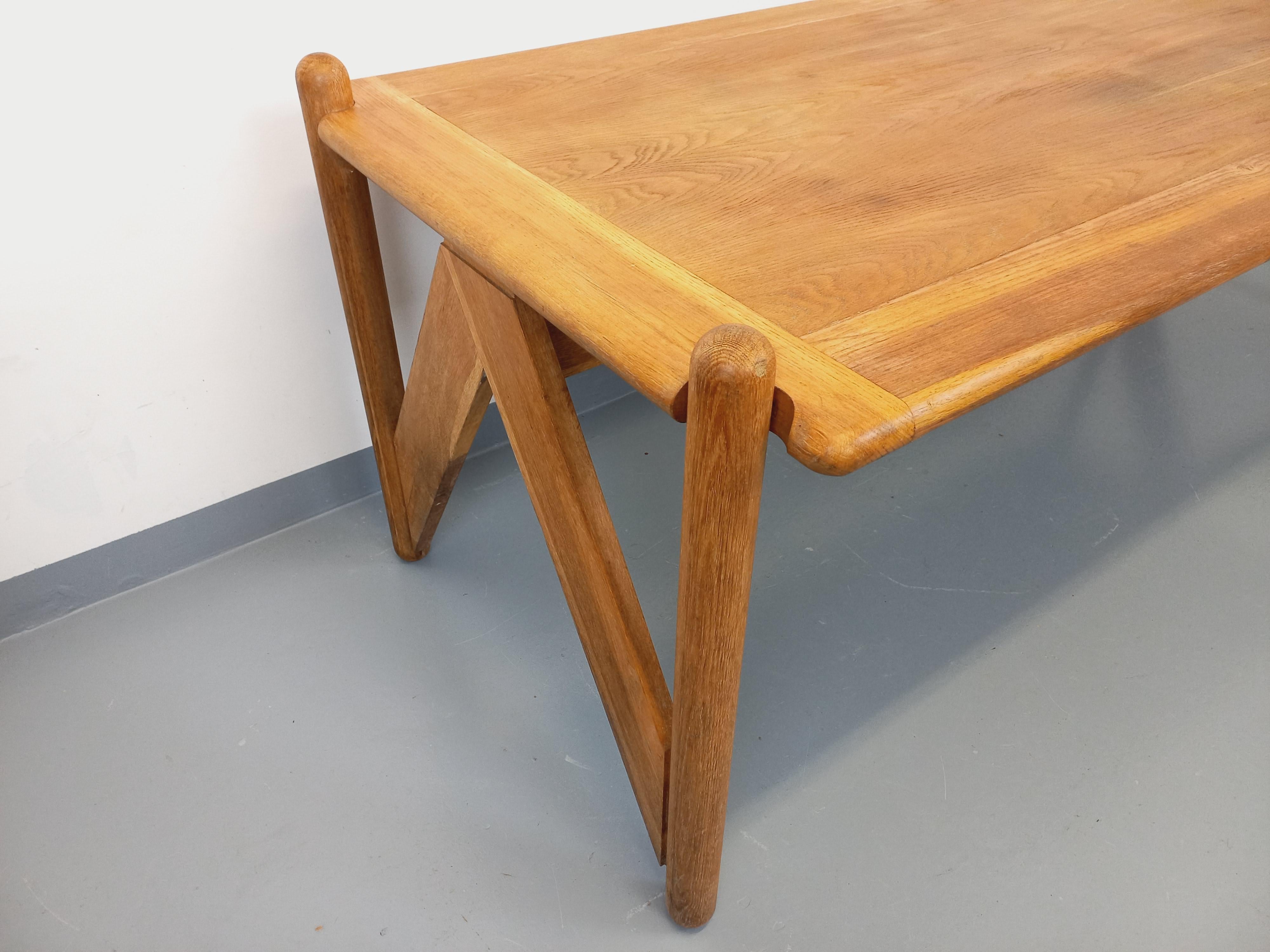 Suite exceptionnelle d'une grande table rectangulaire et de 4 chaises brutaliste (Moderne der Mitte des Jahrhunderts) im Angebot
