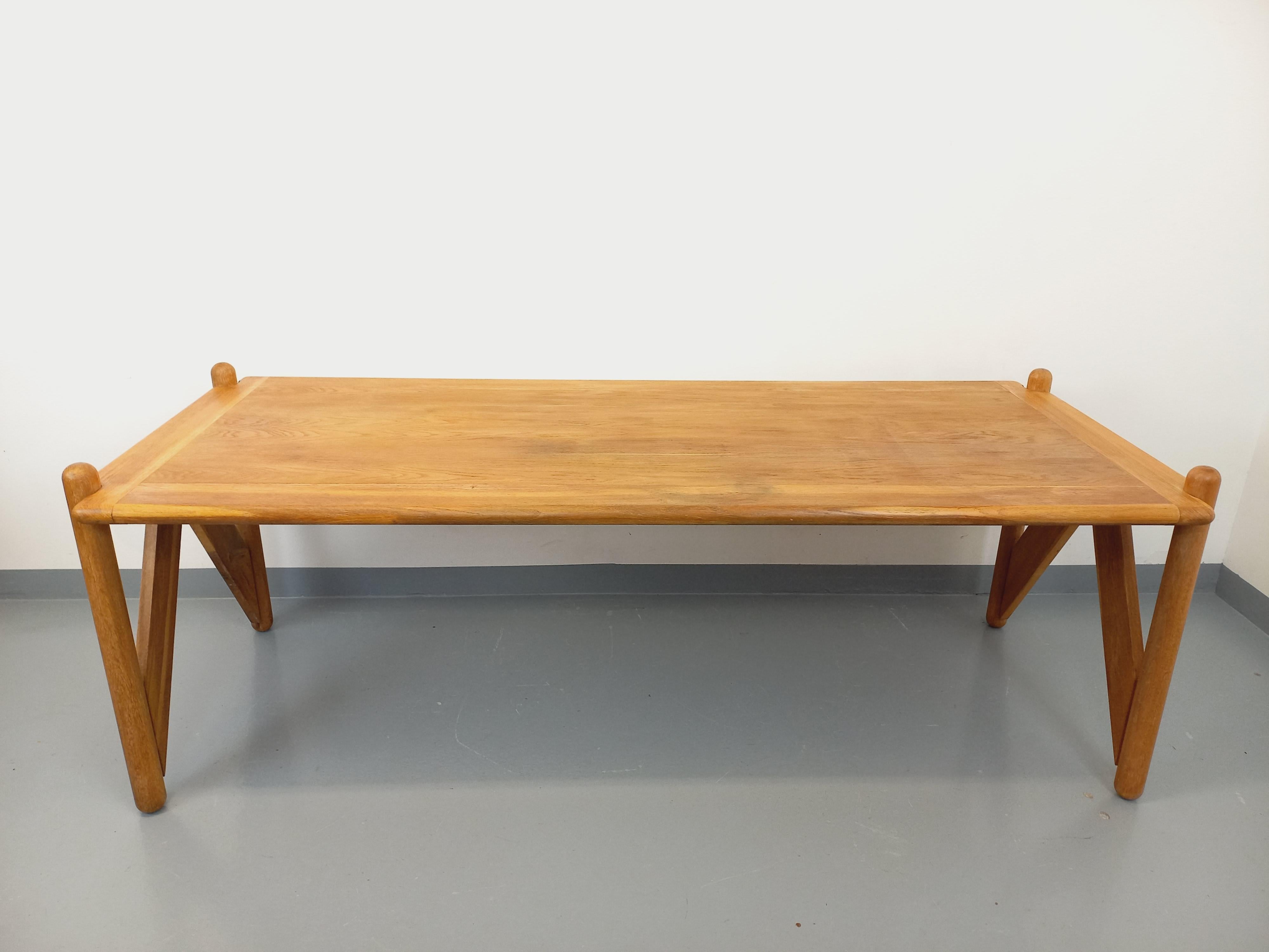 Suite exceptionnelle d'une grande table rectangulaire et de 4 chaises brutaliste (Skandinavisch) im Angebot